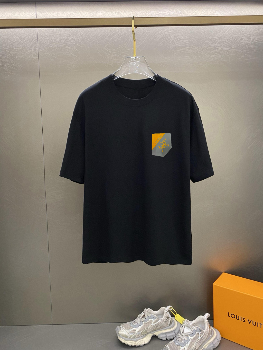 鸟家 春夏新款首发专柜最新款短袖圆领T恤 高端订制 设计前卫时尚！品牌logo重工艺设计 高端定制面料.