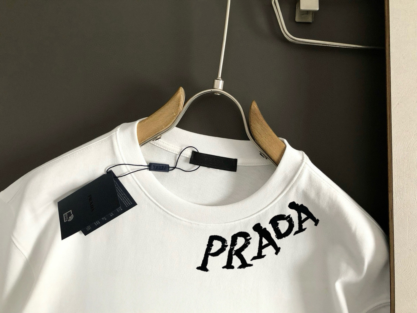 PRAD 2026SS早春新款刺绣圆领T恤，定织定染纯棉300克重洗水面料，做工精细。男女同款宽松落肩版