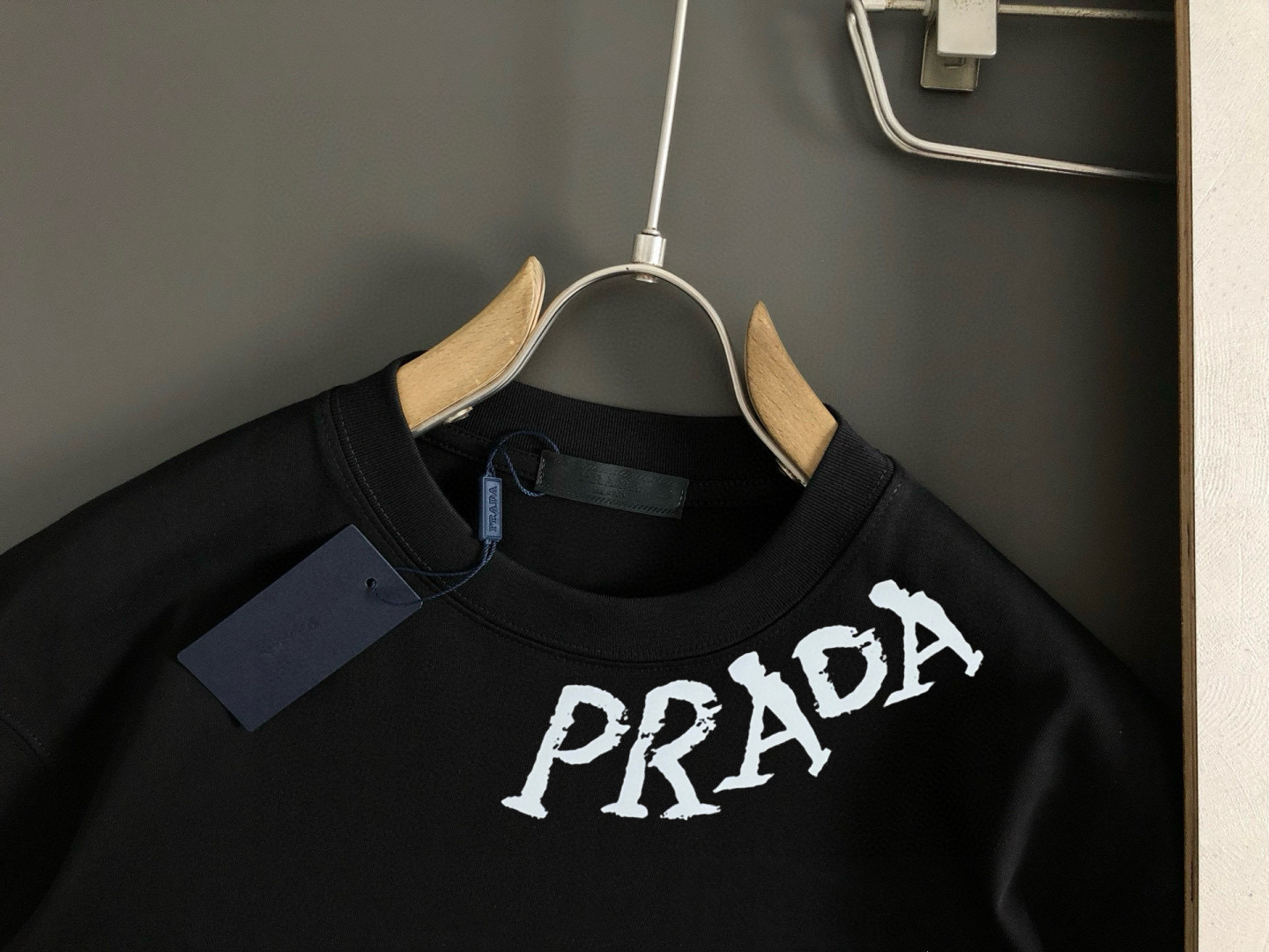 PRAD 2026SS早春新款刺绣圆领T恤，定织定染纯棉300克重洗水面料，做工精细。男女同款宽松落肩版