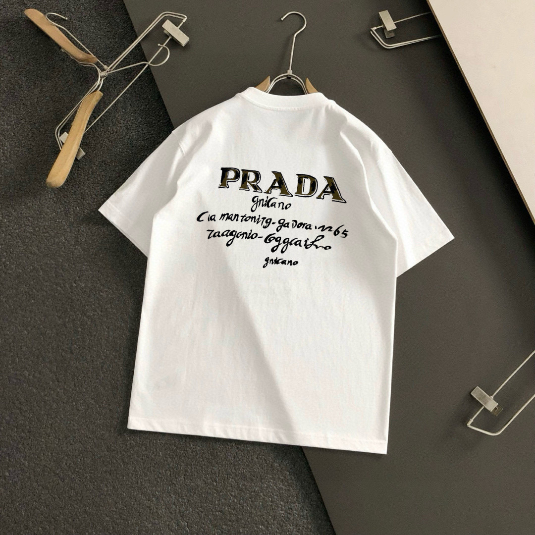 PRAD 2026SS早春新款刺绣圆领T恤，定织定染纯棉300克重洗水面料，做工精细。男女同款宽松落肩版