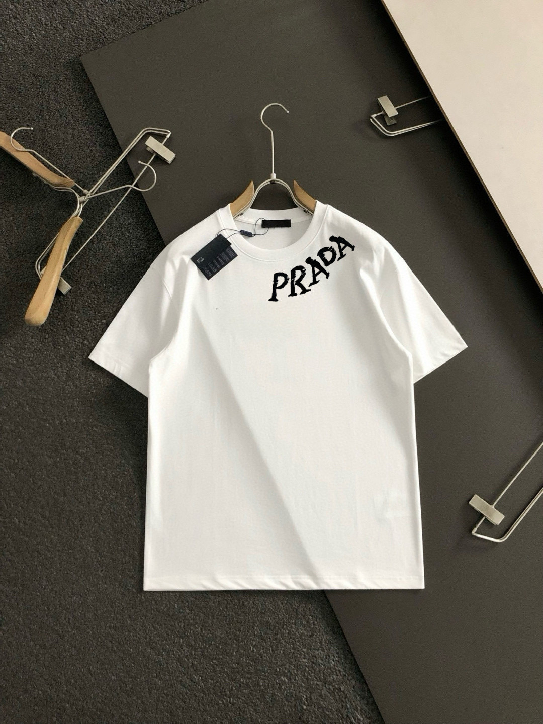 PRAD 2026SS早春新款刺绣圆领T恤，定织定染纯棉300克重洗水面料，做工精细。男女同款宽松落肩版