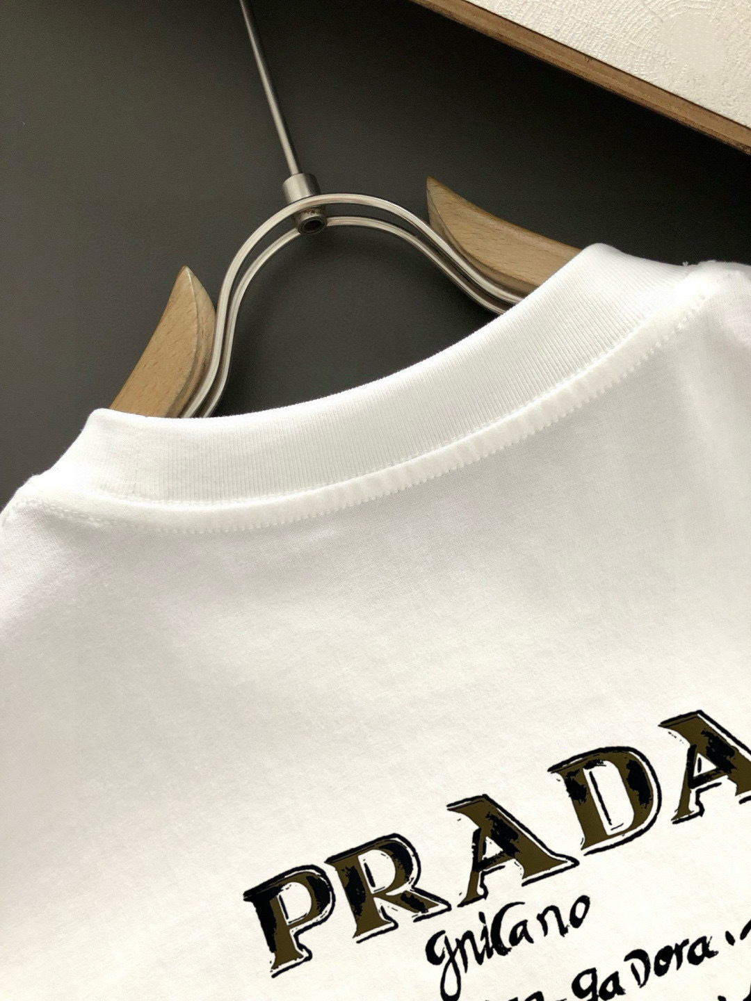 PRAD 2026SS早春新款刺绣圆领T恤，定织定染纯棉300克重洗水面料，做工精细。男女同款宽松落肩版