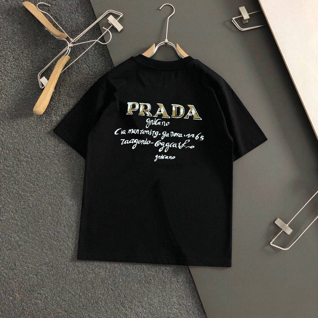 PRAD 2026SS早春新款刺绣圆领T恤，定织定染纯棉300克重洗水面料，做工精细。男女同款宽松落肩版