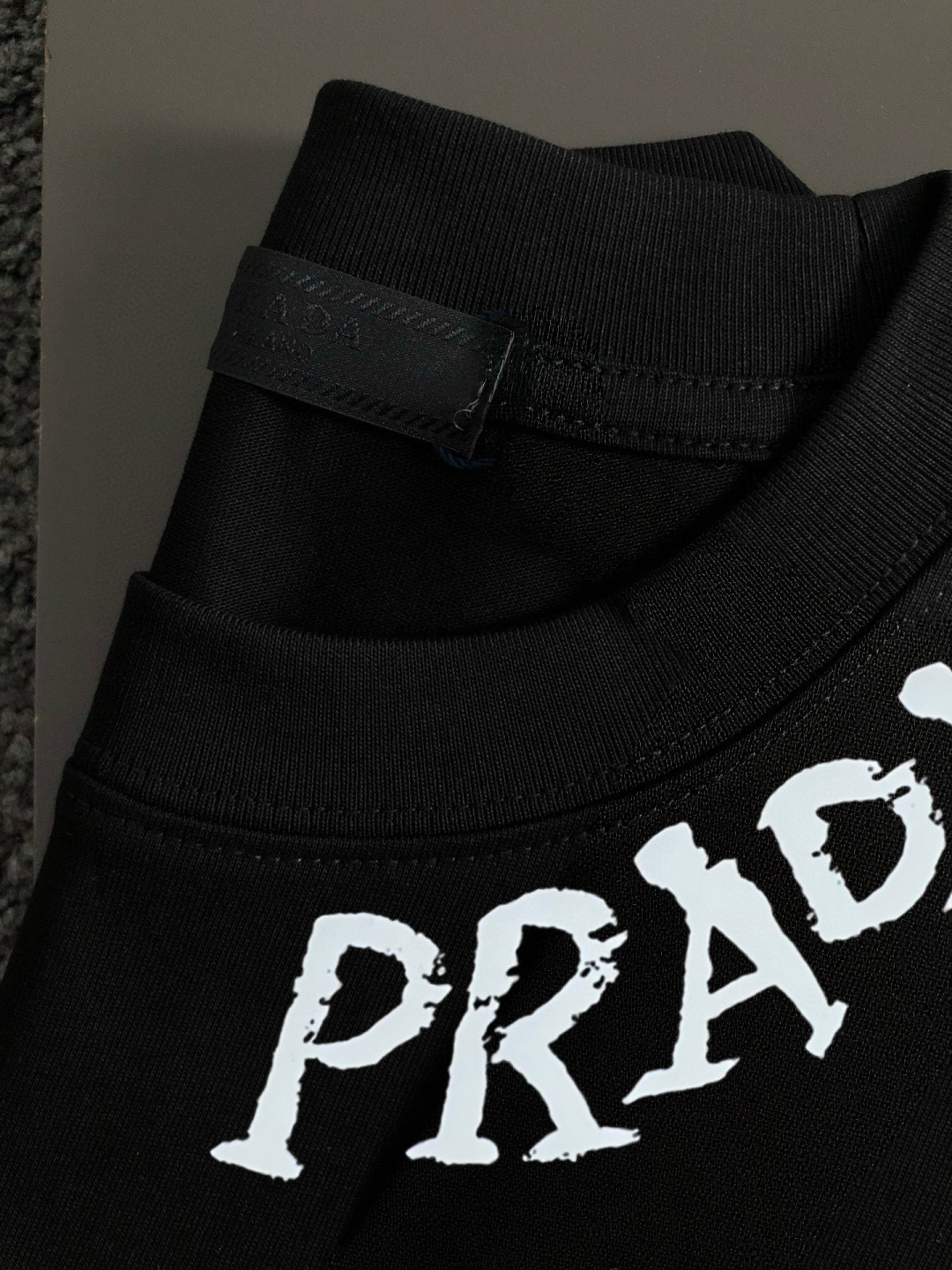 PRAD 2026SS早春新款刺绣圆领T恤，定织定染纯棉300克重洗水面料，做工精细。男女同款宽松落肩版