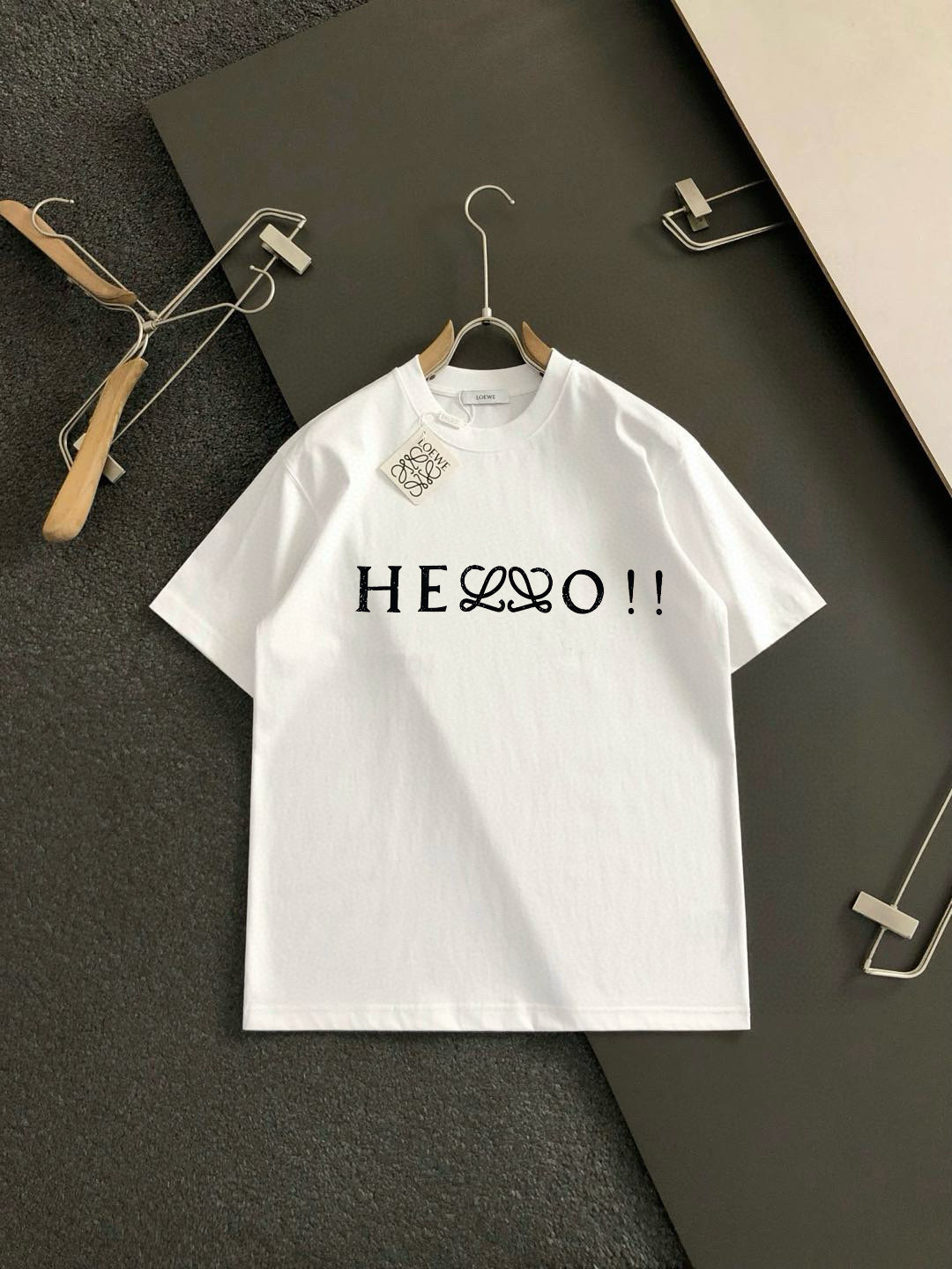 LOW 2026SS早春新款刺绣圆领T恤，定织定染纯棉300克重洗水面料，做工精细。男女同款宽松落肩版型