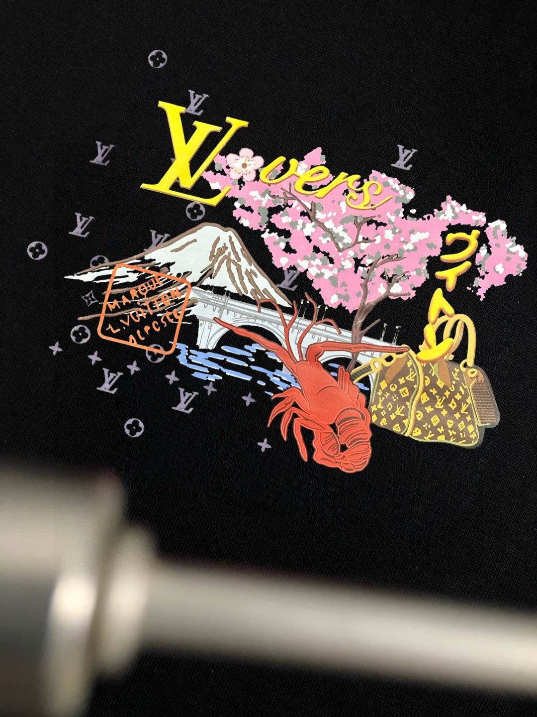 1V 2026SS早春新款刺绣圆领T恤，定织定染纯棉300克重洗水面料，做工精细。男女同款宽松落肩版型，