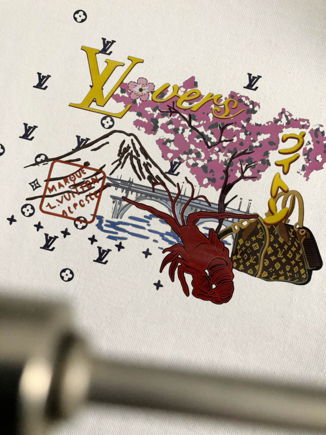 1V 2026SS早春新款刺绣圆领T恤，定织定染纯棉300克重洗水面料，做工精细。男女同款宽松落肩版型，