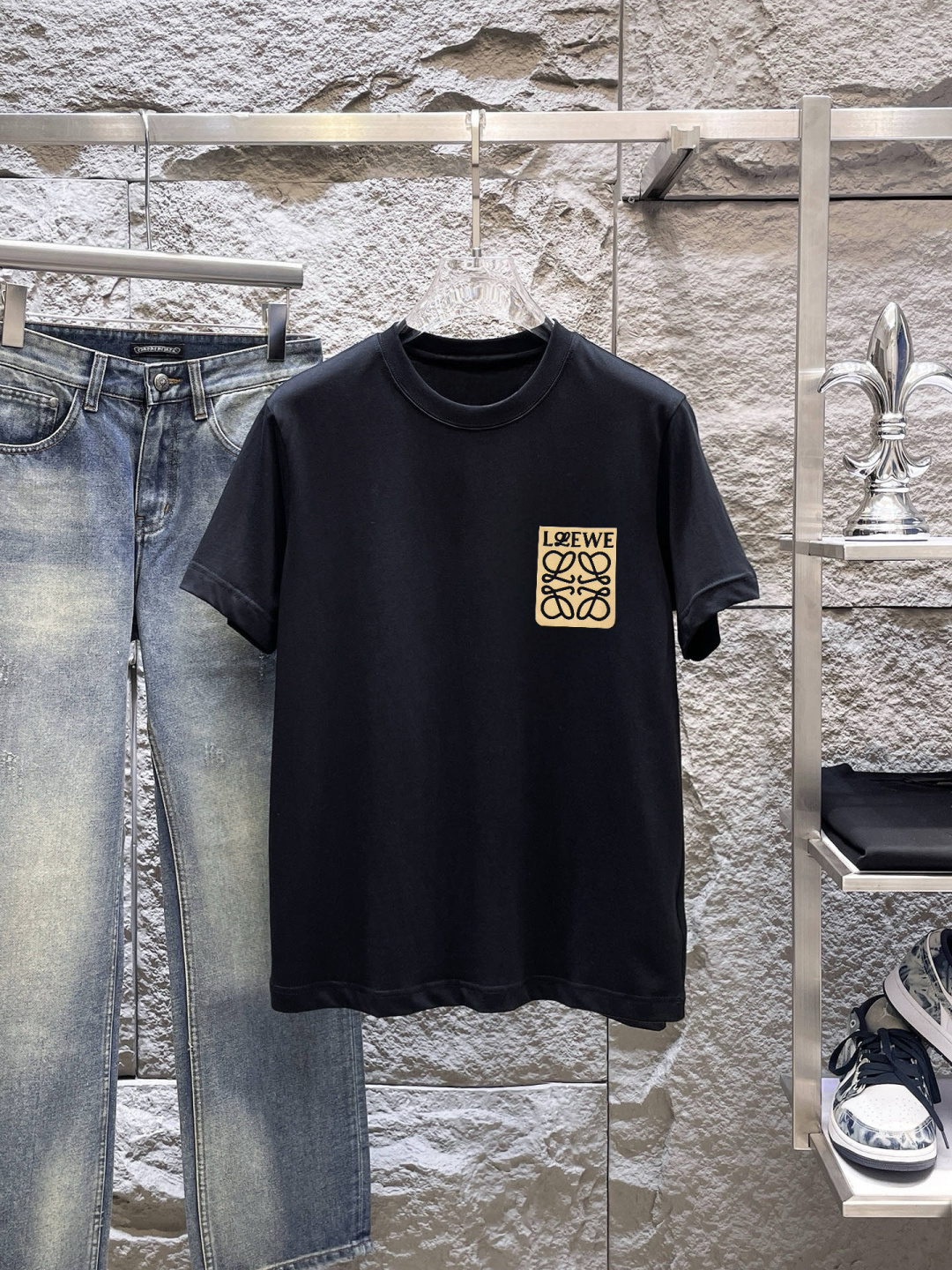 NO:938097,Luo Yijia's new spring and summer debut counter, the latest short-sleeved round neck T-shirt, high-end customization, avant-garde and fashionable design!  The brand logo emphasizes craftsmanship and is designed with high-end custom fabrics. Soft to the touch. Comfortable to wear. Exquisite stitching at the counter level. Fine workmanship. The upper body effect is incomparably handsome!  A must-have item for a stylish man!  Size M-4XL,,loewe,T-shirt,tees,t-shirt,19860909罗意家 春夏新款首发专柜最新款短袖圆领T恤 高端订制 设计前卫时尚！品牌logo重工艺设计 高端定制面料.手感柔软.穿着舒适.专柜级别精致车线.做工精细.上身效果无敌帅气！型男必备单品！ 码数M-4XL,,loewe,T-shirt,tees，t-shirt,,Men's clothing