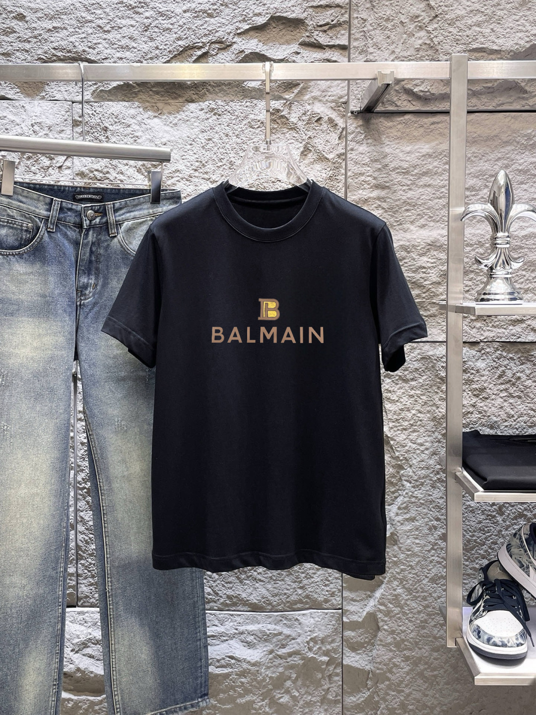 NO:938087,Balmain's new spring and summer debut counter, the latest short-sleeved round-neck T-shirt, high-end customization, avant-garde and fashionable design!  The brand logo emphasizes craftsmanship and is designed with high-end custom fabrics. Soft to the touch. Comfortable to wear. Exquisite stitching at the counter level. Fine workmanship. The upper body effect is incomparably handsome!  A must-have item for a stylish man!  Size M-4XL,,balmain,T-shirt,tees,t-shirt,19860909巴尔曼家 春夏新款首发专柜最新款短袖圆领T恤 高端订制 设计前卫时尚！品牌logo重工艺设计 高端定制面料.手感柔软.穿着舒适.专柜级别精致车线.做工精细.上身效果无敌帅气！型男必备单品！ 码数M-4XL,,balmain,T-shirt,tees，t-shirt,,Men's clothing