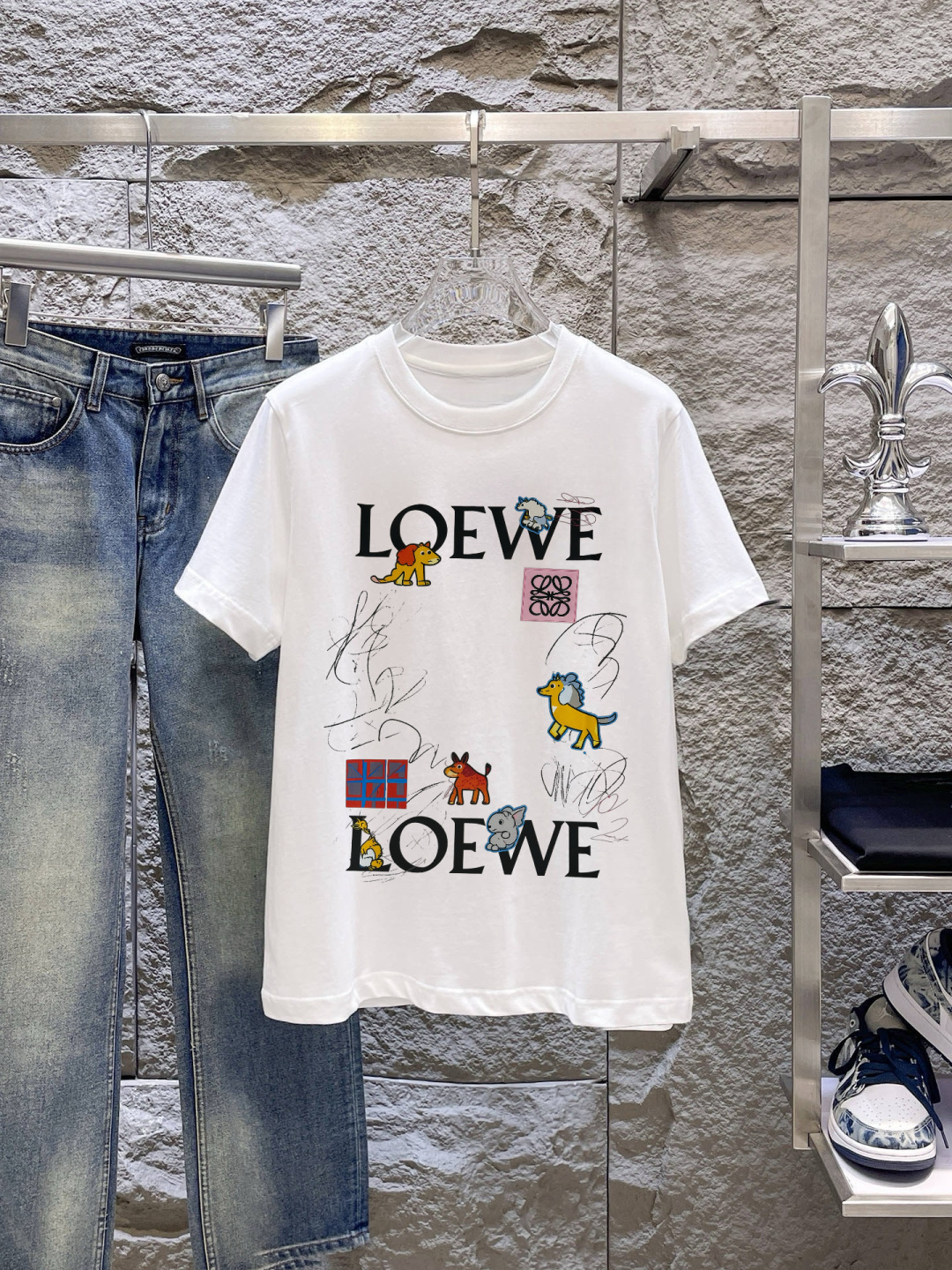 NO:938098,Luo Yijia's new spring and summer debut counter, the latest short-sleeved round neck T-shirt, high-end customization, avant-garde and fashionable design!  The brand logo emphasizes craftsmanship and is designed with high-end custom fabrics. Soft to the touch. Comfortable to wear. Exquisite stitching at the counter level. Fine workmanship. The upper body effect is incomparably handsome!  A must-have item for a stylish man!  Size M-4XL,,loewe,T-shirt,tees,t-shirt,19860909罗意家 春夏新款首发专柜最新款短袖圆领T恤 高端订制 设计前卫时尚！品牌logo重工艺设计 高端定制面料.手感柔软.穿着舒适.专柜级别精致车线.做工精细.上身效果无敌帅气！型男必备单品！ 码数M-4XL,,loewe,T-shirt,tees，t-shirt,,Men's clothing