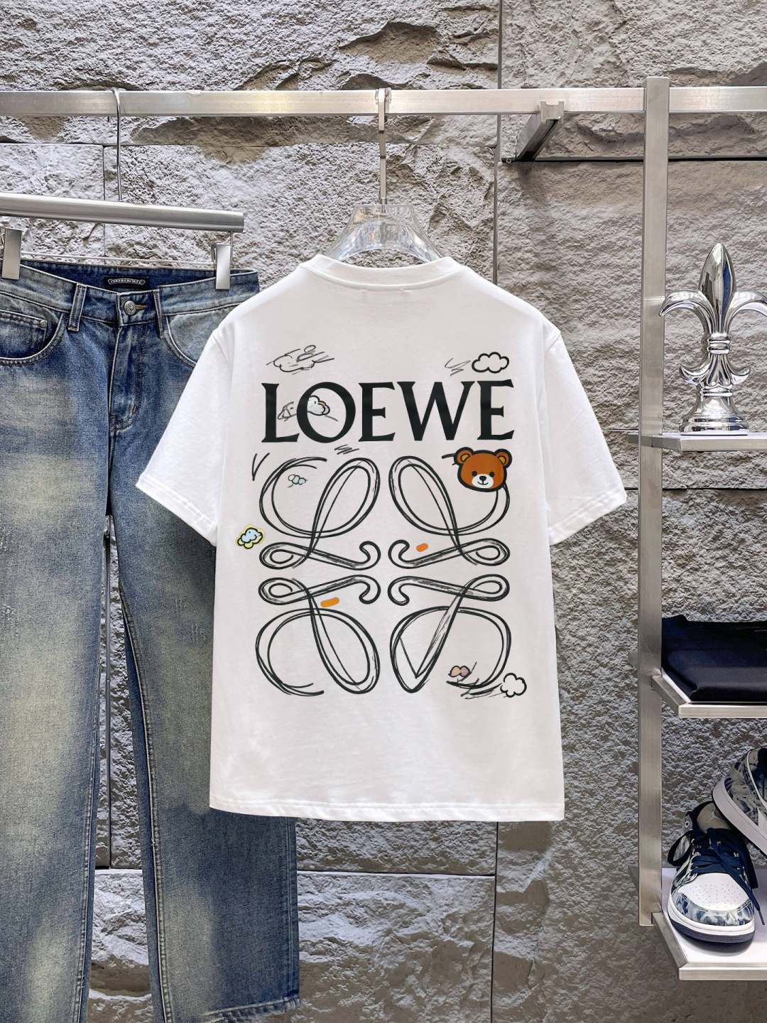 NO:938083,Luo Yijia's new spring and summer debut counter, the latest short-sleeved round neck T-shirt, high-end customization, avant-garde and fashionable design!  The brand logo emphasizes craftsmanship and is designed with high-end custom fabrics. Soft to the touch. Comfortable to wear. Exquisite stitching at the counter level. Fine workmanship. The upper body effect is incomparably handsome!  A must-have item for a stylish man!  Size M-4XL,,loewe,T-shirt,tees,t-shirt,19860909罗意家 春夏新款首发专柜最新款短袖圆领T恤 高端订制 设计前卫时尚！品牌logo重工艺设计 高端定制面料.手感柔软.穿着舒适.专柜级别精致车线.做工精细.上身效果无敌帅气！型男必备单品！ 码数M-4XL,,loewe,T-shirt,tees，t-shirt,,Men's clothing
