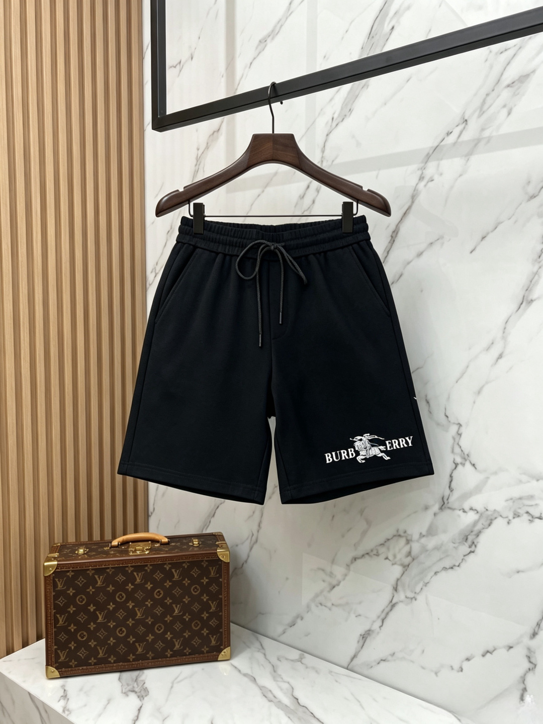 NO:948457,The latest shorts from Bajia's spring and summer new launch counter are high-end custom-made. High-end custom fabrics. Soft to the touch. Comfortable to wear. Counter-level exquisite stitching. Fine workmanship. The upper body effect is incomparably handsome!  A must-have item for a stylish man!  Size M-4XL,,burberry,shorts,19860909巴家春夏新款首发专柜最新款短裤高端订制 高端定制面料.手感柔软.穿着舒适.专柜级别精致车线.做工精细.上身效果无敌帅气！型男必备单品！ 码数M-4XL,,burberry,shorts,,Men's clothing