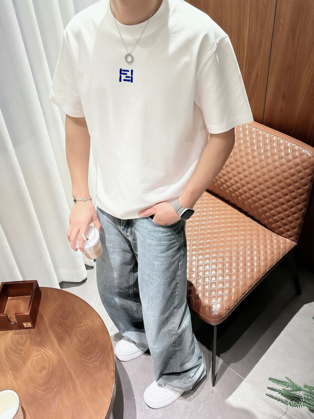芬家        最新款短袖 高端订制 设计前卫时尚！高端定制面料.手感柔软.穿着舒适精致车线.做工精