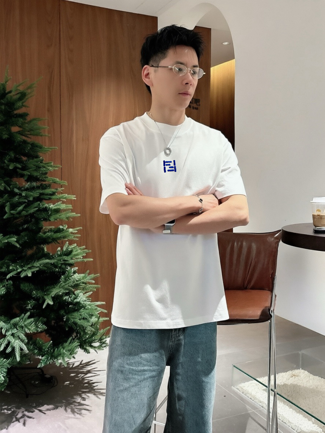 芬家        最新款短袖 高端订制 设计前卫时尚！高端定制面料.手感柔软.穿着舒适精致车线.做工精