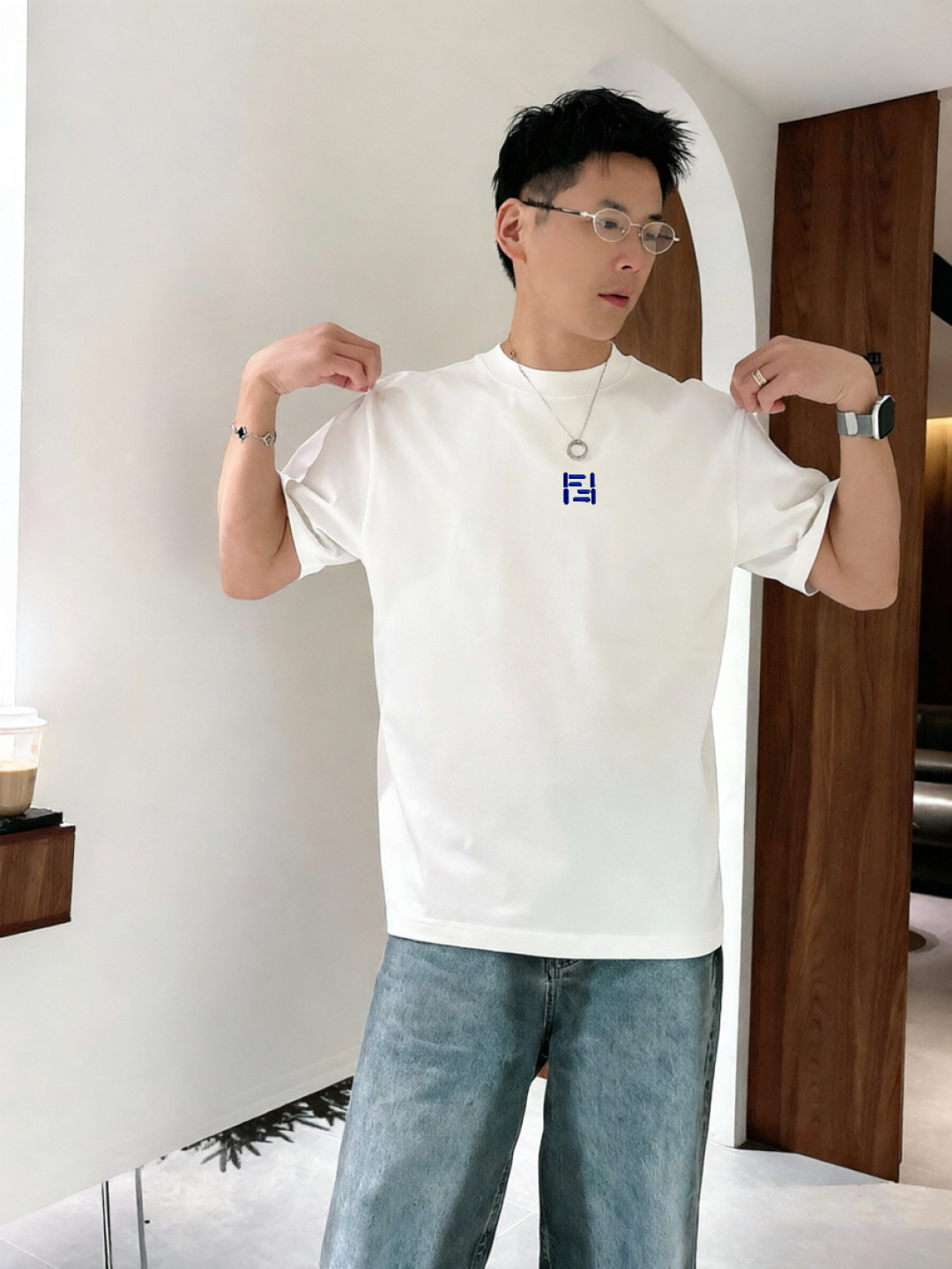 芬家        最新款短袖 高端订制 设计前卫时尚！高端定制面料.手感柔软.穿着舒适精致车线.做工精