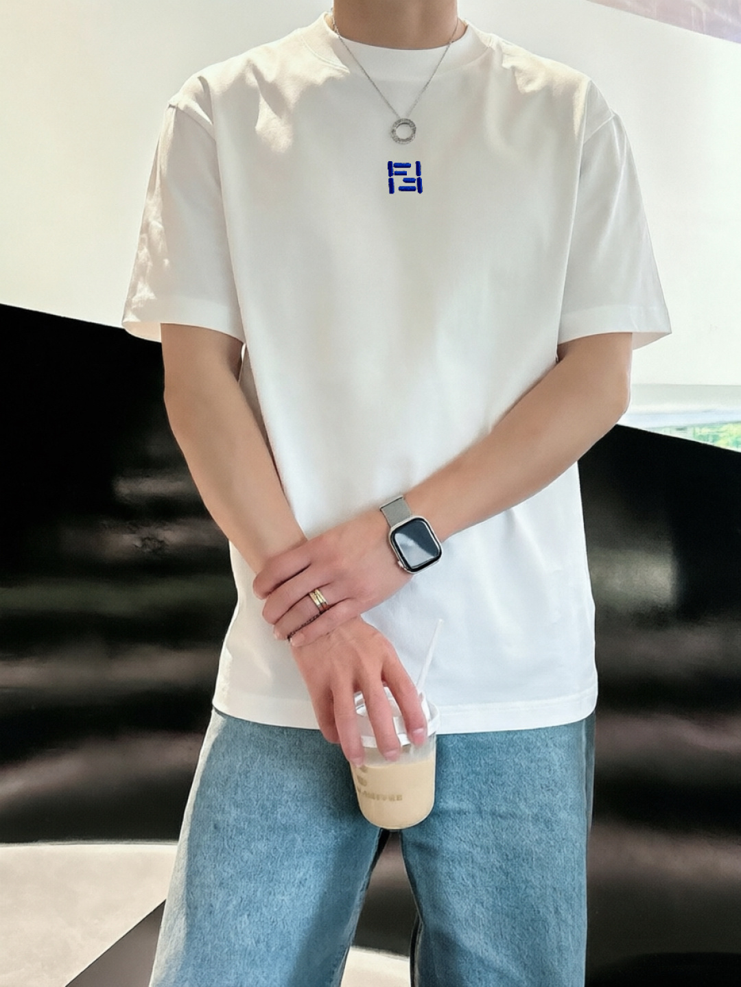 芬家        最新款短袖 高端订制 设计前卫时尚！高端定制面料.手感柔软.穿着舒适精致车线.做工精