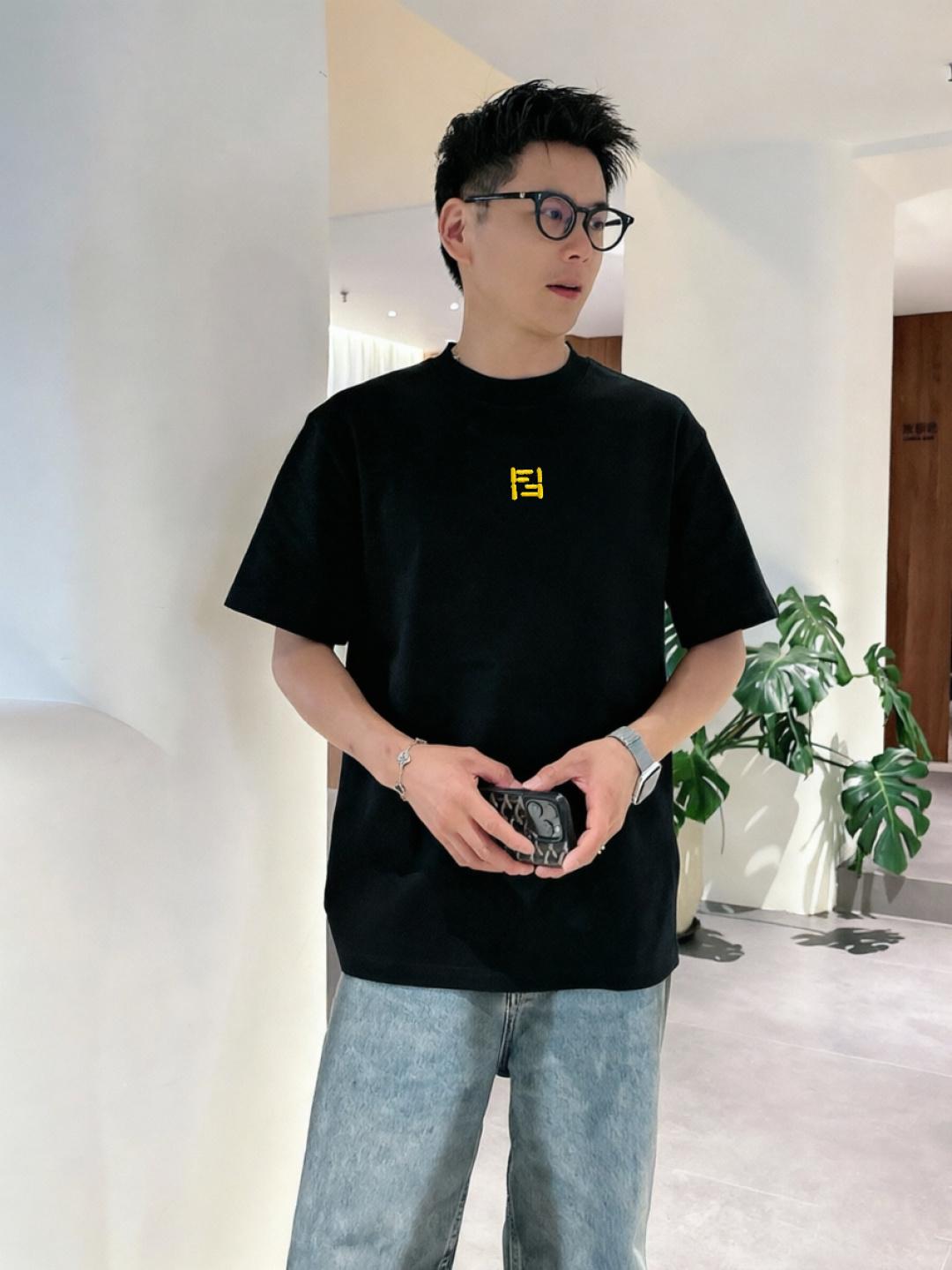 芬家        最新款短袖 高端订制 设计前卫时尚！高端定制面料.手感柔软.穿着舒适精致车线.做工精