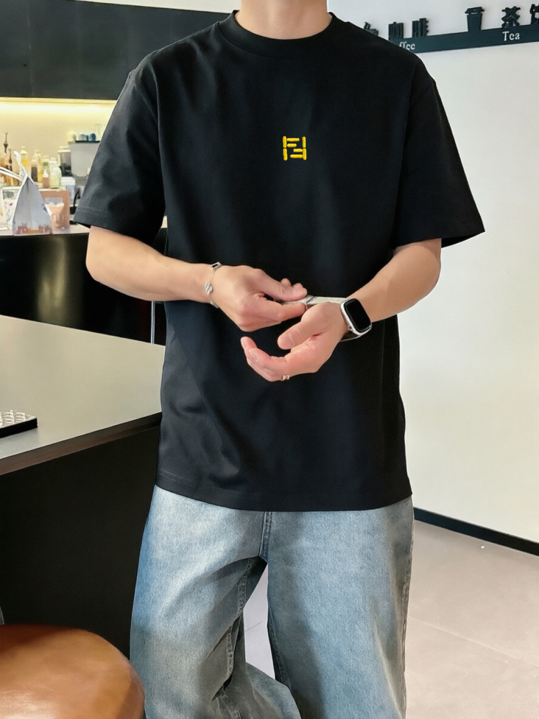 芬家        最新款短袖 高端订制 设计前卫时尚！高端定制面料.手感柔软.穿着舒适精致车线.做工精