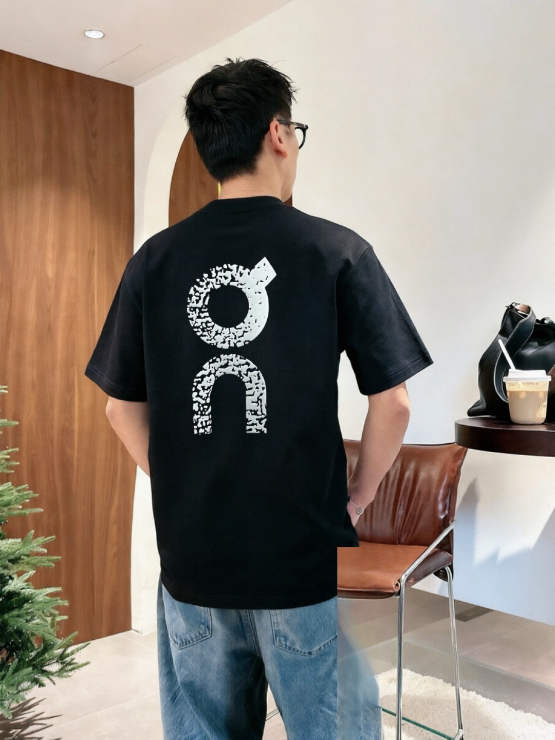 RUN家        最新款短袖 高端订制 设计前卫时尚！高端定制面料.手感柔软.穿着舒适精致车线.做