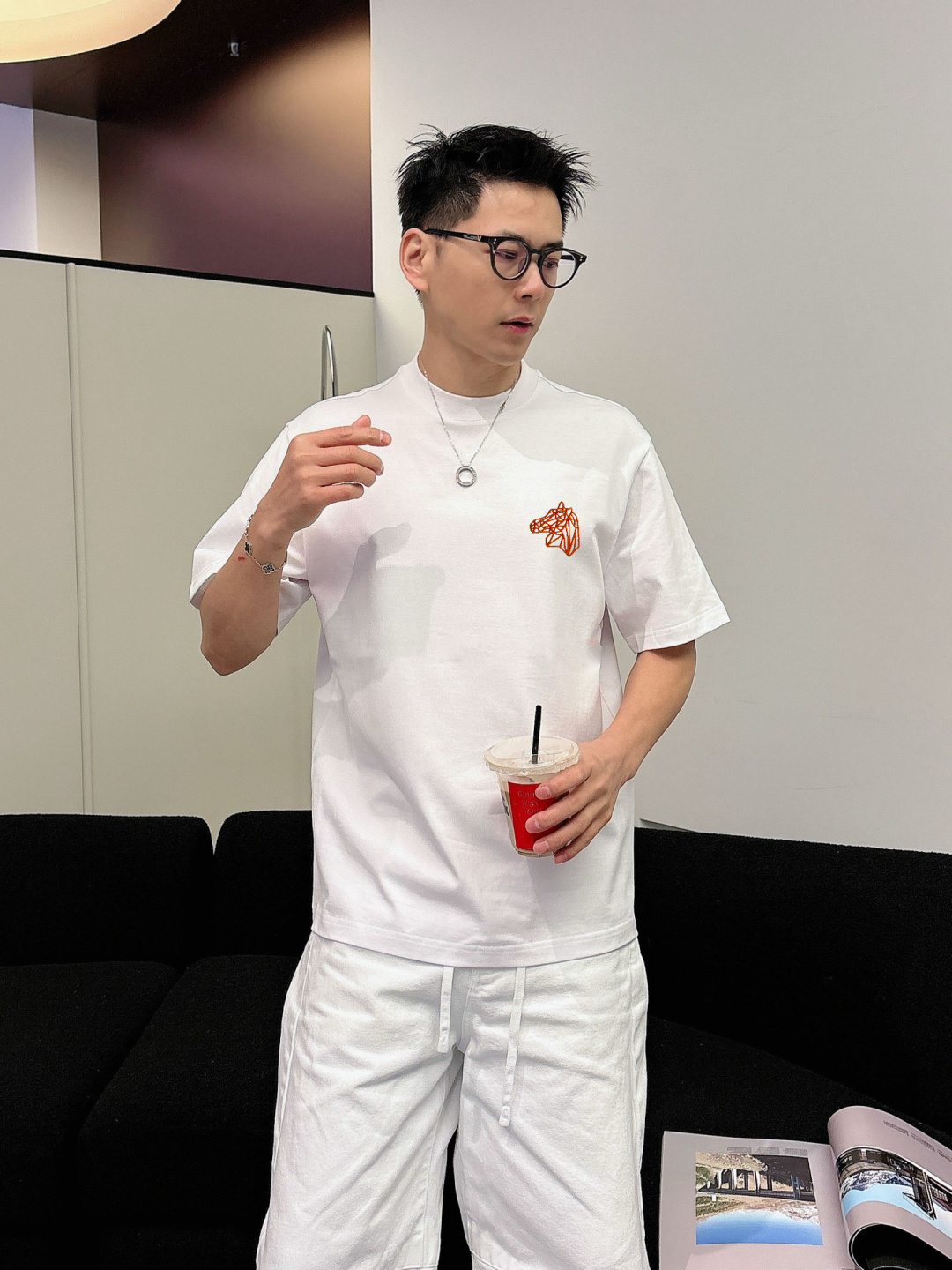 爱马家        最新款短袖 高端订制 设计前卫时尚！高端定制面料.手感柔软.穿着舒适精致车线.做工