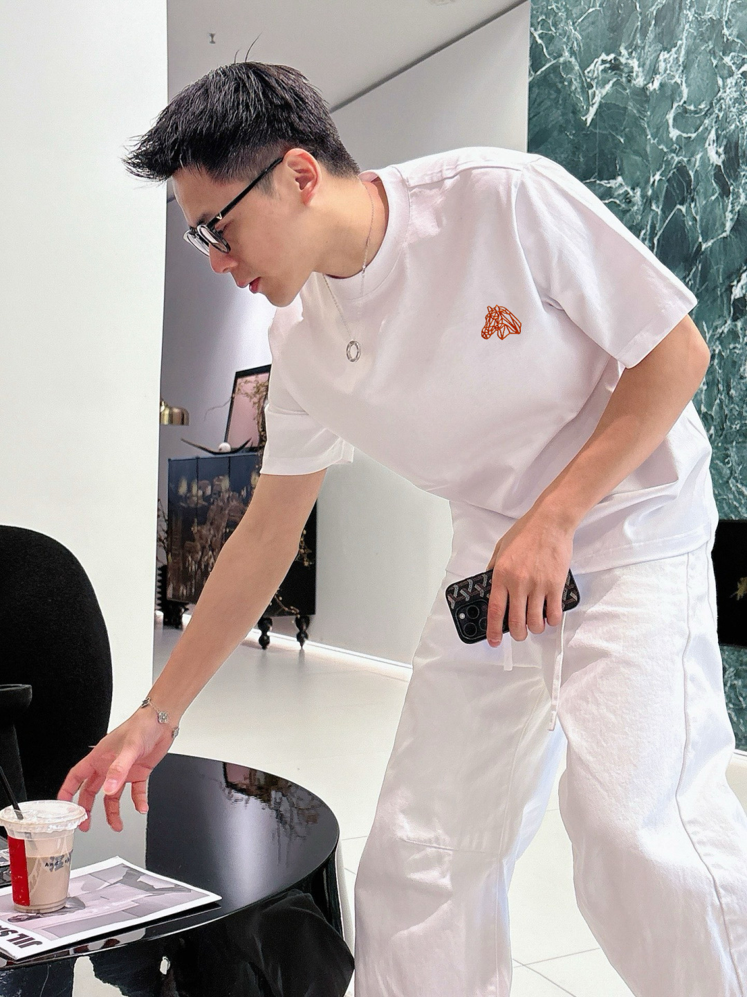 爱马家        最新款短袖 高端订制 设计前卫时尚！高端定制面料.手感柔软.穿着舒适精致车线.做工