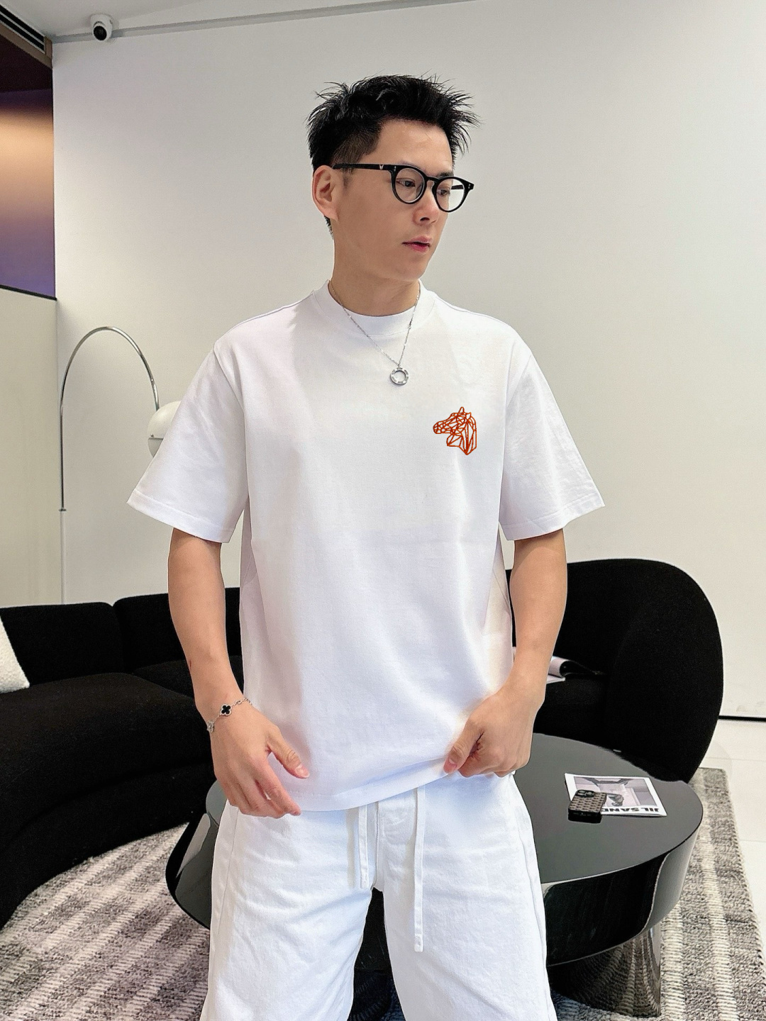 爱马家        最新款短袖 高端订制 设计前卫时尚！高端定制面料.手感柔软.穿着舒适精致车线.做工