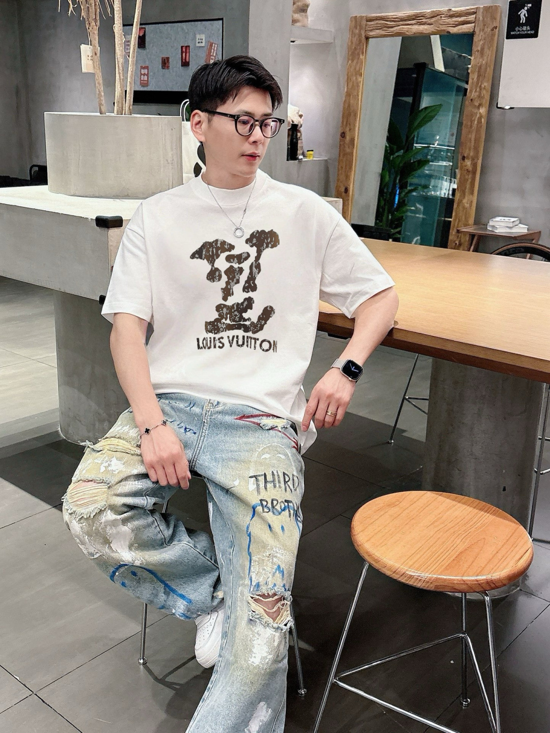 驴家        最新款短袖 高端订制 设计前卫时尚！高端定制面料.手感柔软.穿着舒适精致车线.做工精