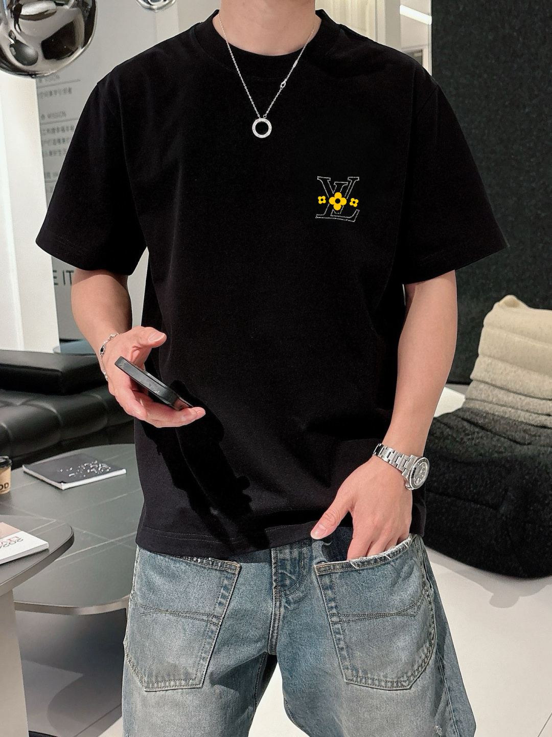 驴家        最新款短袖 高端订制 设计前卫时尚！高端定制面料.手感柔软.穿着舒适精致车线.做工精