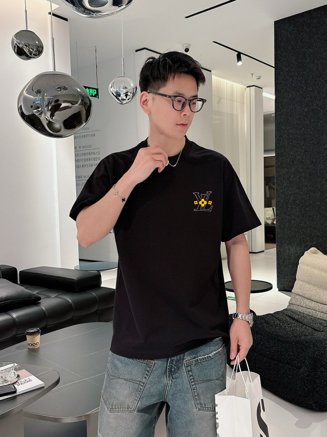 驴家        最新款短袖 高端订制 设计前卫时尚！高端定制面料.手感柔软.穿着舒适精致车线.做工精
