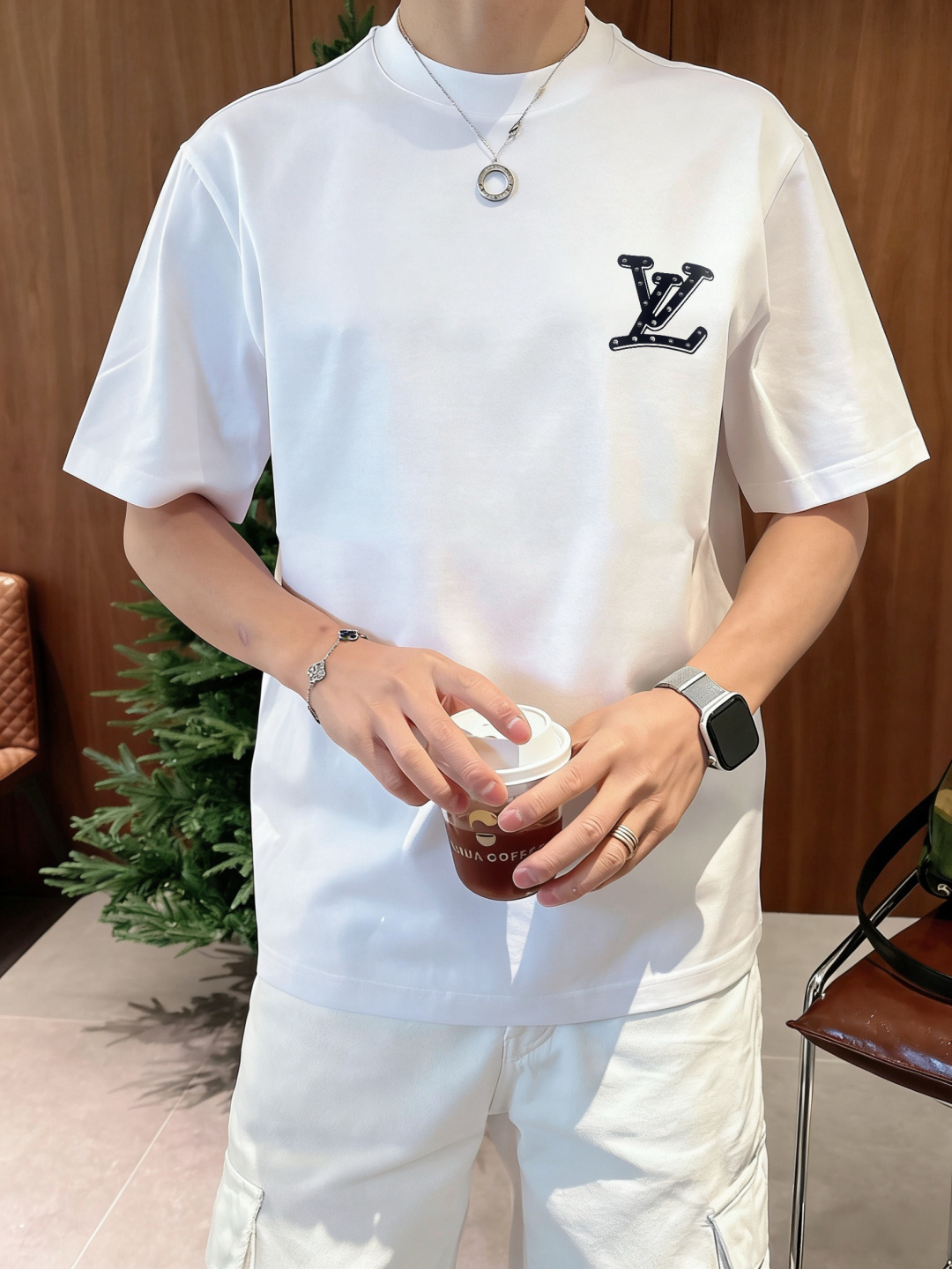 驴家        最新款短袖 高端订制 设计前卫时尚！高端定制面料.手感柔软.穿着舒适精致车线.做工精
