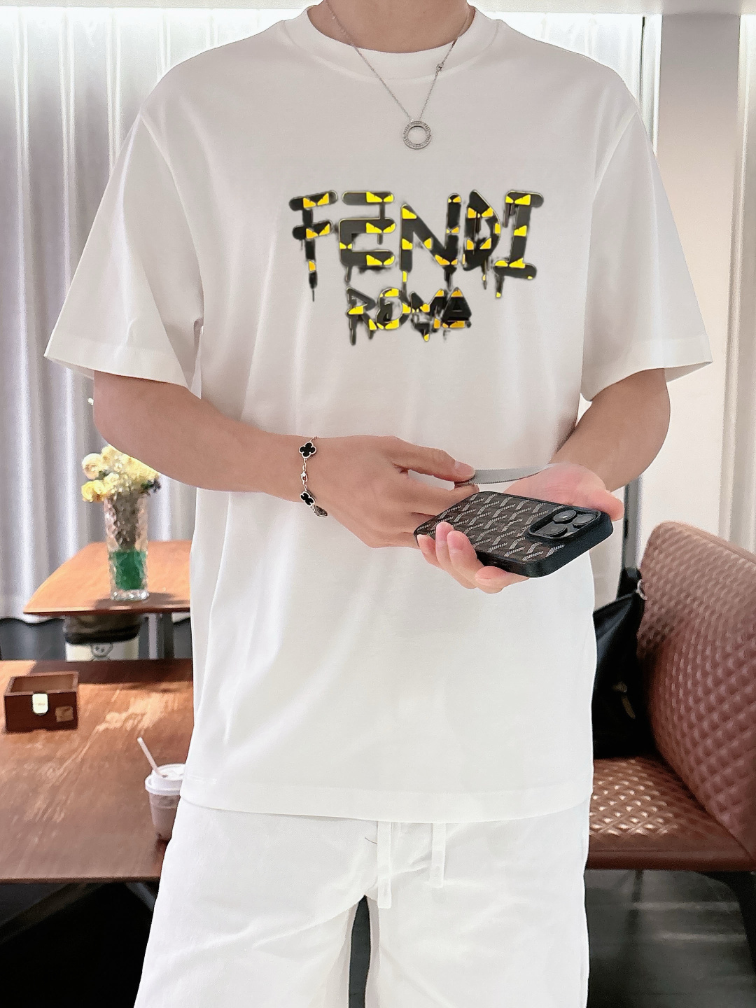 芬家        最新款短袖 高端订制 设计前卫时尚！高端定制面料.手感柔软.穿着舒适精致车线.做工精