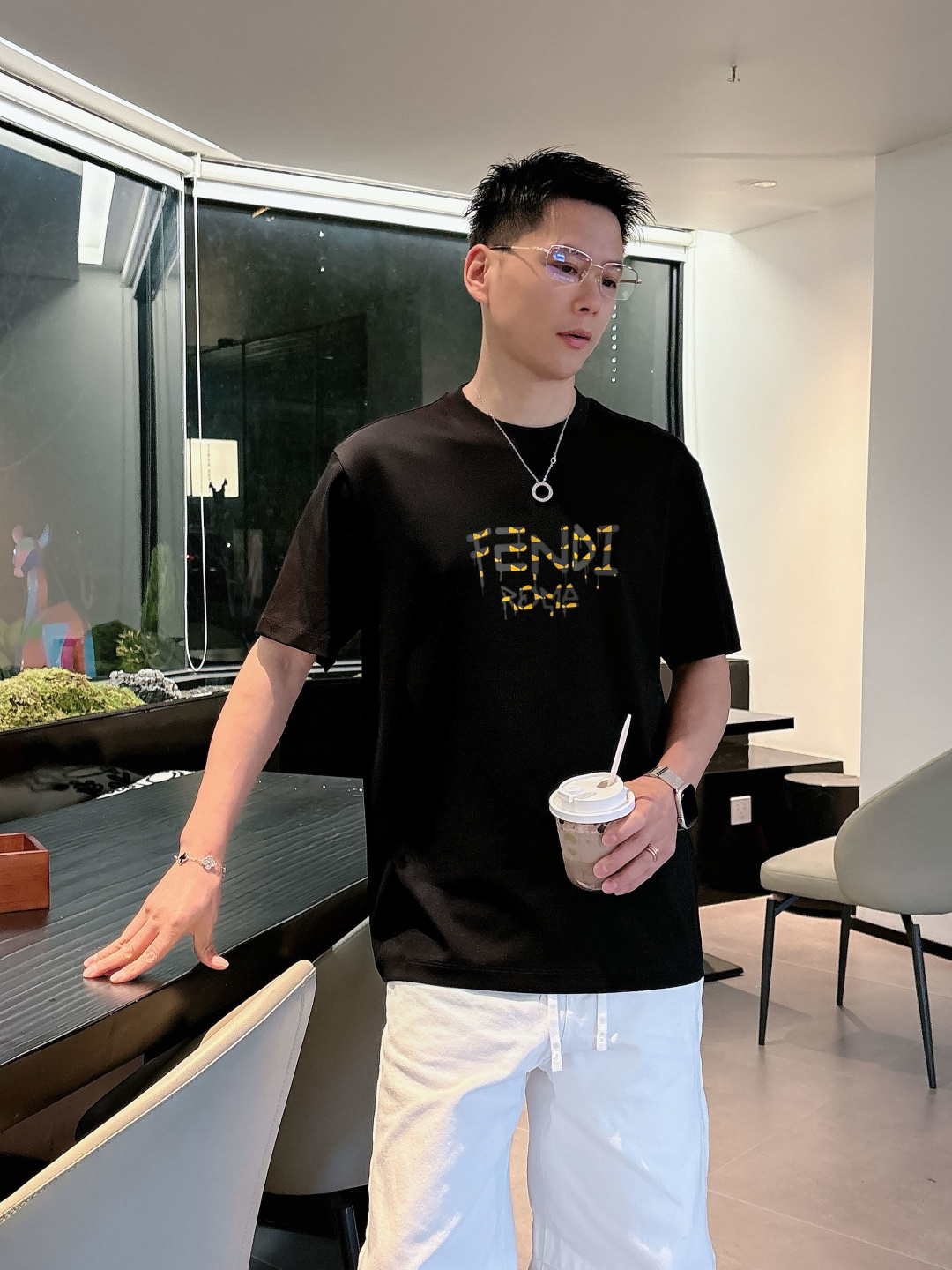 芬家        最新款短袖 高端订制 设计前卫时尚！高端定制面料.手感柔软.穿着舒适精致车线.做工精
