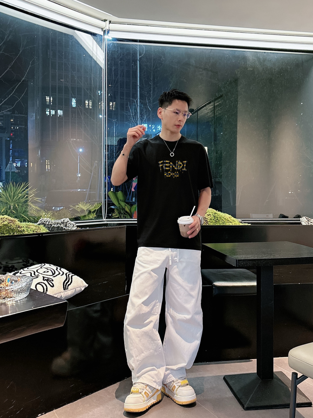 芬家        最新款短袖 高端订制 设计前卫时尚！高端定制面料.手感柔软.穿着舒适精致车线.做工精