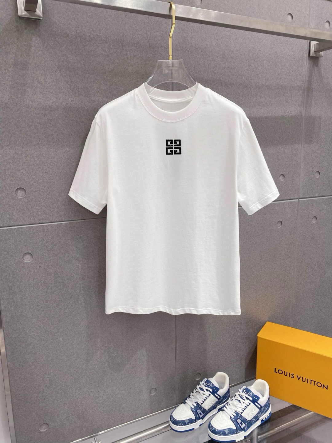 NO:958474,Jijia's new spring and summer debut counter, the latest short-sleeved round neck T-shirt, high-end customization, avant-garde and fashionable design!  The brand logo emphasizes craftsmanship and high-end customized fabrics. Soft to the touch. Comfortable to wear. Counter-level exquisite stitching. Fine workmanship. The upper body effect is incomparably handsome!  A must-have item for a stylish man!  Size M-4XL,,T-shirt,tees,t-shirt,19860909纪家 春夏新款首发专柜最新款短袖圆领T恤 高端订制 设计前卫时尚！品牌logo重工艺设计 高端定制面料.手感柔软.穿着舒适.专柜级别精致车线.做工精细.上身效果无敌帅气！型男必备单品！ 码数M-4XL,,T-shirt,tees，t-shirt,,Men's clothing