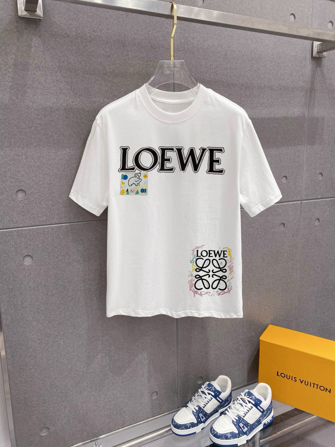 NO:958444,Luo Yijia's new spring and summer debut counter, the latest short-sleeved round neck T-shirt, high-end customization, avant-garde and fashionable design!  The brand logo emphasizes craftsmanship and high-end customized fabrics. Soft to the touch. Comfortable to wear. Exquisite stitching at the counter level. Fine workmanship. The upper body effect is incomparably handsome!  A must-have item for a stylish man!  Size M-4XL,,loewe,T-shirt,tees,t-shirt,19860909罗意家 春夏新款首发专柜最新款短袖圆领T恤 高端订制 设计前卫时尚！品牌logo重工艺设计 高端定制面料.手感柔软.穿着舒适.专柜级别精致车线.做工精细.上身效果无敌帅气！型男必备单品！ 码数M-4XL,,loewe,T-shirt,tees，t-shirt,,Men's clothing