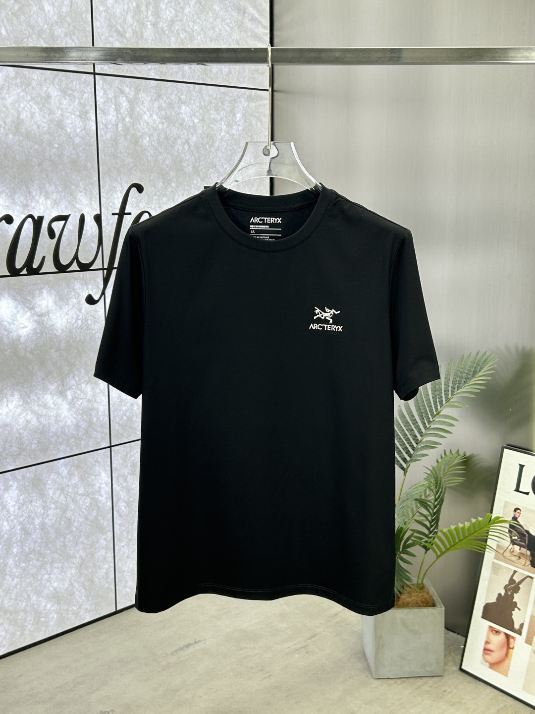 NO:139725,Arc'teryx (Architecture Bird), 25ss Spring and Summer New Silicone Three-dimensional Printed Short-Sleeve T-shirt, with the front decorated with the three-dimensional logo of Archaeology Bird brand. This product is customized from 80 double-strand mercerized long-length cotton fabric, made of 80 double-strand mercerized cotton fabric. The fabric has high-end texture, soft and smooth, excellent elasticity, anti-wrinkle and yellowing, and it is not easy to deform after wearing it for a long time; black and white S~XXXL,arc'teryx,T-shirt,tees,t-shirt,alexander wang19860909Arc'teryx (始祖鸟),25ss春夏新品硅胶立体印花短袖T恤,正面饰有始祖鸟品牌立体标识,本品由80支双股丝光长绒棉面料定制而成, 采用80支双股丝光棉面料制成,面料质感高端、柔软丝滑,弹性优良抗皱抗黄,久穿久洗不易变形；黑色 白色 S～XXXL,arc'teryx,T-shirt,tees，t-shirt,alexander wang,Men's clothing