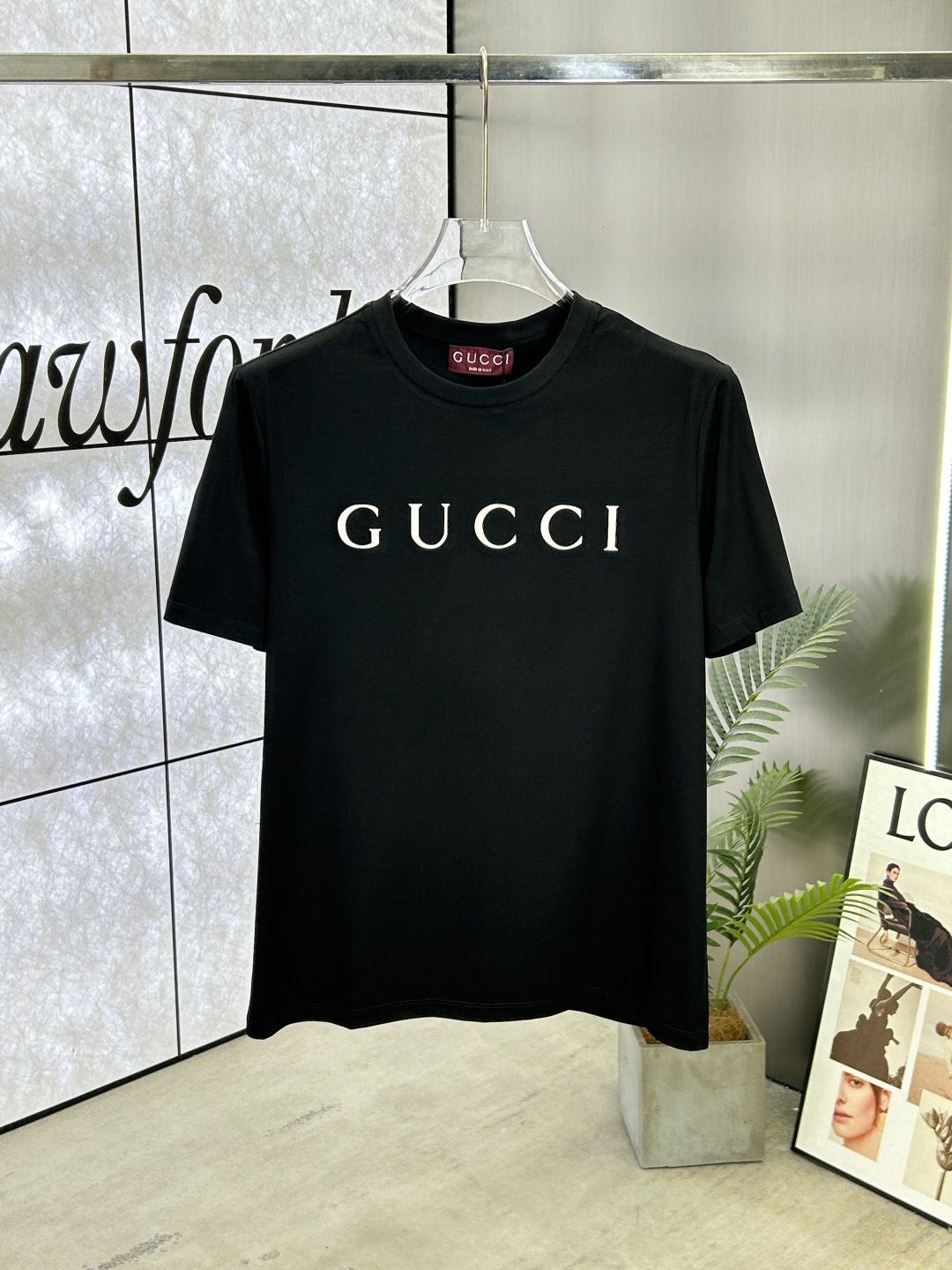 NO:139695,Gucci (Gucci) 25ss Spring and Summer New Three-dimensional Silicone Printed Round Neck Short-Sleeve T-shirt, with Gucci letters Three-dimensional Silicone Printed Pattern Design on the chest, creating a basic men's item, injecting new ideas into men's wardrobe. Made of 80 double-strand mercerized cotton fabric, the fabric has high-end texture, soft and silky, excellent elasticity, anti-wrinkle and yellowing, and it is not easy to deform after wearing it for a long time; black white pink S~XXXL,,gucci,gucci,T-shirt,tees,t-shirt,alexander wang19860909Gucci（古驰） 25ss春夏新品立体硅胶印花圆领短袖T恤,胸口缀饰Gucci字母立体硅胶印花图案设计,打造男士基本款单品,为男士衣橱注入新意.采用80支双股丝光棉面料制成,面料质感高端、柔软丝滑,弹性优良抗皱抗黄,久穿久洗不易变形；黑色 白色 粉色 S～XXXL,,gucci,gucci,T-shirt,tees，t-shirt,alexander wang,Men's clothing