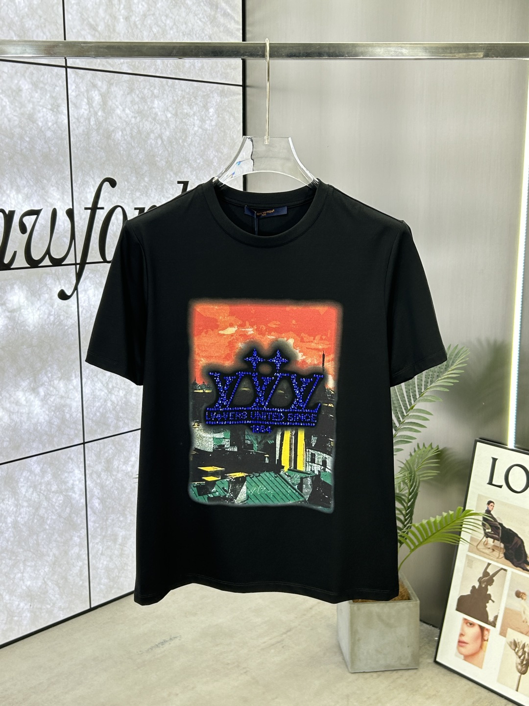 NO:139698,Louis Vuitton (Louis Vuitton) 25SS spring and summer new Conley direct spray crystal diamond round neck short-sleeved T-shirt, chest embellishment world map Conley direct spray three-dimensional printing imported Aoji diamond embellishment design, classic casual items are more exquisite, non-restrictive and picky styles, simple and easy to match Tee, made of 80 double-strand mercerized cotton fabric, the fabric has high-end texture, soft and silky, excellent elasticity, anti-wrinkle and yellowing, and it is not easy to deform after wearing for a long time; black and white S~XXXL,,louis vuitton,louis vuitton,T-shirt,tees,t-shirt,alexander wang19860909Louis Vuitton(路易.威登)25SS春夏新品康利直喷水晶钻圆领短袖T恤,胸前缀饰世界地图康利直喷立体印花进口奥钻点缀设计,经典休闲单品更显精致,不束缚不挑人的款式,简洁又好搭的一款Tee,采用80支双股丝光棉面料制成,面料质感高端、柔软丝滑,弹性优良抗皱抗黄,久穿久洗不易变形；黑色 白色 S～XXXL,,louis vuitton,louis vuitton,T-shirt,tees，t-shirt,alexander wang,Men's clothing