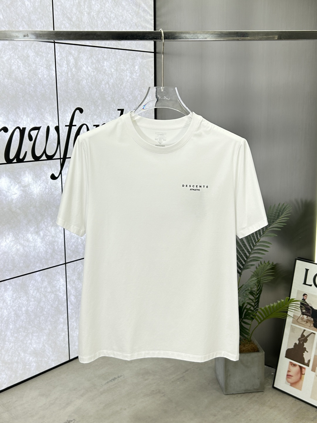 NO:414852,Descente (Disante) 25ss Spring and Summer New Three-dimensional Silicone Printed Round Neck Short-Sleeve T-shirt, Front chest embellishment, brand logo three-dimensional printing design, brand three-dimensional silicone letters embellished on the sleeves to create basic men's products, injecting new ideas into men's wardrobe. Made of 80 double-strand mercerized cotton fabric, the fabric has high-end texture, soft and silky, excellent elasticity, anti-wrinkle and yellowing, and it is not easy to deform after wearing it for a long time; black white, gray, S~XXXL,, T-shirt,tees, t-shirt,alexander wang19860909Descente (迪桑特) 25ss春夏新品立体硅胶印花圆领短袖T恤,正面胸前缀饰绘制品牌logo立体印花设计,袖子上以品牌立体硅胶字母点缀,打造男士基本款单品,为男士衣橱注入新意.采用80支双股丝光棉面料制成,面料质感高端、柔软丝滑,弹性优良抗皱抗黄,久穿久洗不易变形；黑色 白色 ,灰色,S～XXXL,,T-shirt,tees，t-shirt,alexander wang,Men's clothing