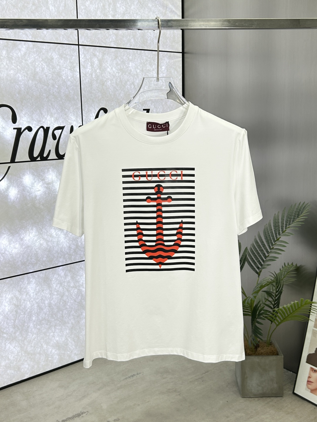 NO:414876,Gucci (Gucci) 25ss Spring and Summer New Three-dimensional Printed Round Neck Short-Sleeve T-shirt, Chest Embellished Gucci Letters Anchor Printing Pattern Design, creating a basic men's item, injecting new ideas into men's wardrobe. Made of 80 double-strand mercerized cotton fabric, the fabric has high-end texture, soft and smooth, excellent elasticity, anti-wrinkle and yellowing, and it is not easy to deform after wearing it for a long time; black and white S~4XL,,gucci,gucci,T-shirt,tees,t-shirt,alexander wang19860909Gucci（古驰） 25ss春夏新品立体印花圆领短袖T恤,胸口缀饰Gucci字母船锚印花图案设计,打造男士基本款单品,为男士衣橱注入新意.采用80支双股丝光棉面料制成,面料质感高端、柔软丝滑,弹性优良抗皱抗黄,久穿久洗不易变形；黑色 白色 S～4XL,,gucci,gucci,T-shirt,tees，t-shirt,alexander wang,Men's clothing