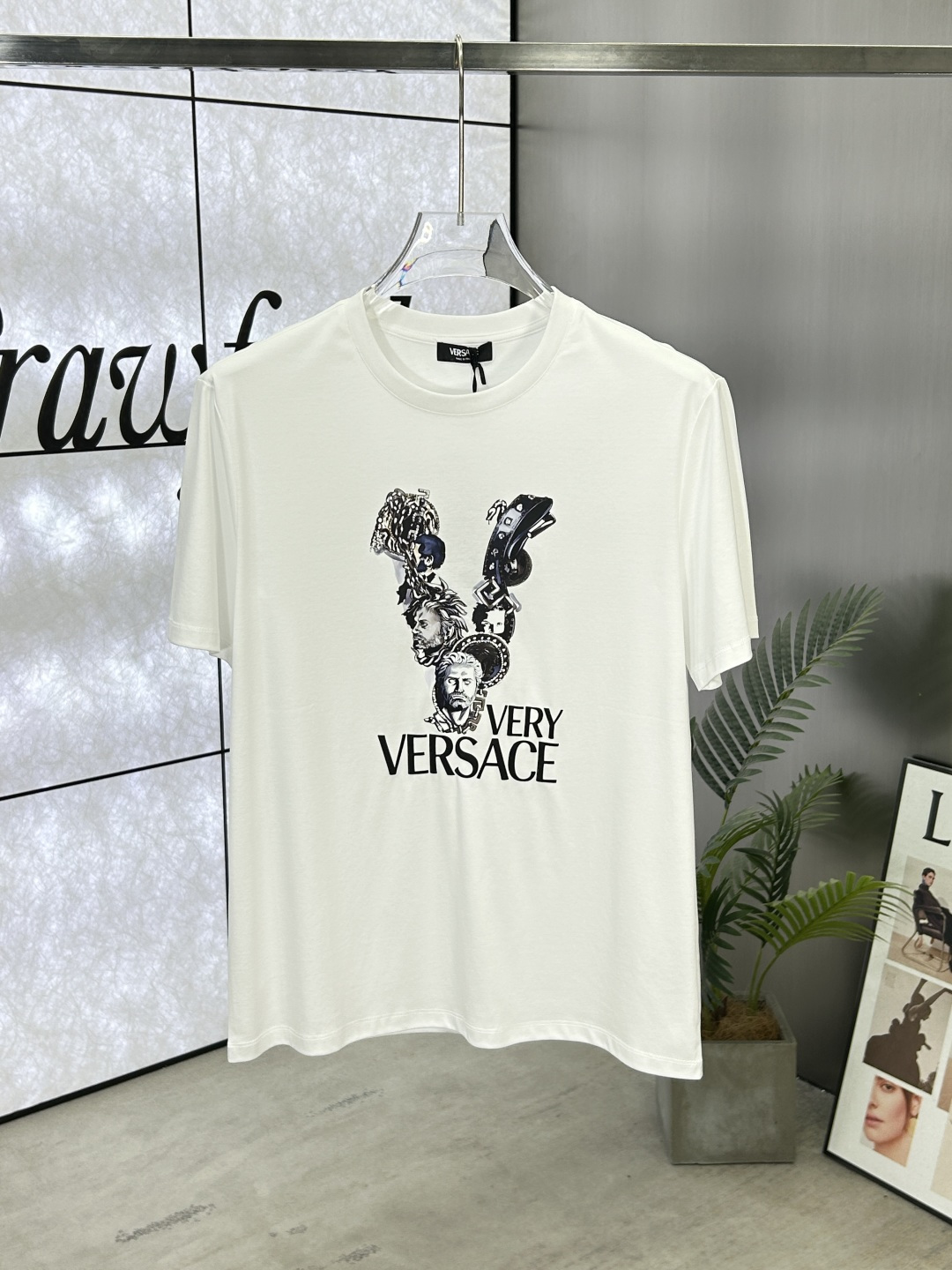 NO:414868,Versace (Versace) 25ss Spring and Summer New Men's Digital Printed Round Neck Short-Sleeve T-shirt, with Medusa avatar and Metal Elements Brand Letter Logo Printing Design, creating a basic men's item and injecting new ideas into men's wardrobe. Made of 80 double-strand mercerized cotton fabric, the fabric has high-end texture, soft and smooth, excellent elasticity, anti-wrinkle and yellowing, and it is not easy to deform after wearing it for a long time; black and white S~4XL, versace, versace, T-shirt, tees, t-shirt, alexander wang19860909Versace（范思哲） 25ss春夏新品男士数码印花圆领短袖T恤,正面缀饰有金属美杜莎头像与金属元素品牌字母标识印花设计,打造男士基本款单品,为男士衣橱注入新意.采用80支双股丝光棉面料制成,面料质感高端、柔软丝滑,弹性优良抗皱抗黄,久穿久洗不易变形；黑色 白色 S～4XL,,versace,versace,T-shirt,tees，t-shirt,alexander wang,Men's clothing