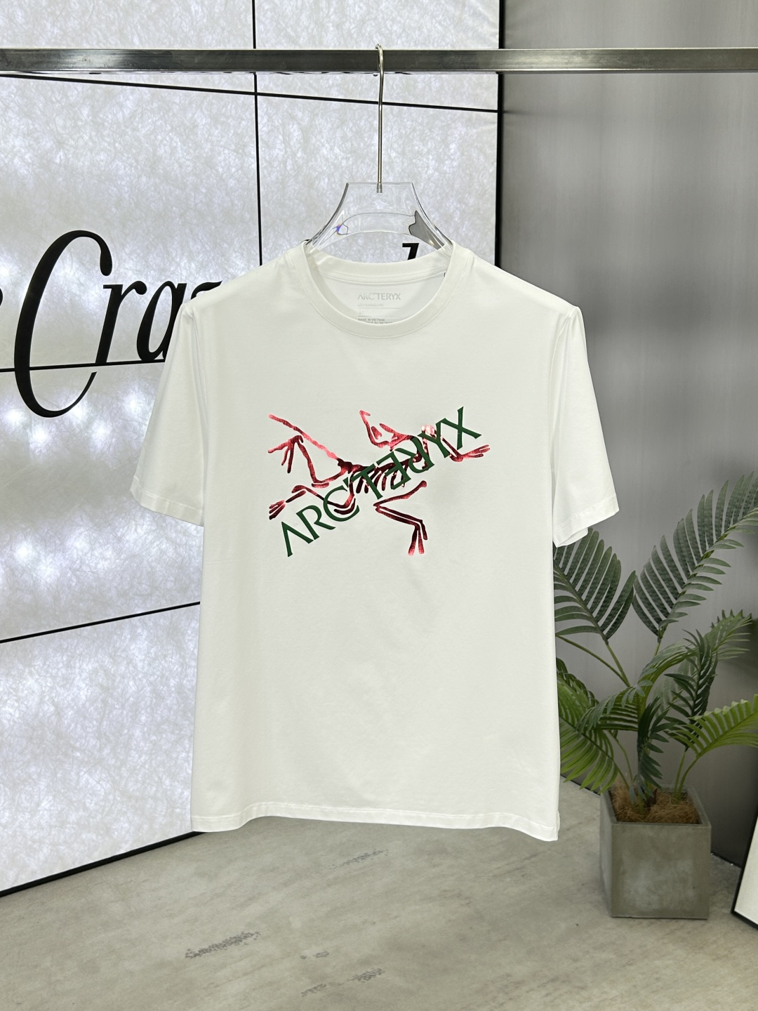 NO:414860,Arc'teryx (Architecture Bird), 25ss Spring and Summer New Two-color Spliced ​​Three-dimensional Printed Short-Sleeve T-shirt, with the front of the three-dimensional logo of Archaeology Bird. This product is customized from 80 double-strand mercerated long-length cotton fabric, made of 80 double-strand mercerated cotton fabric. The fabric has high-end texture, soft and smooth, excellent elasticity, anti-wrinkle and yellowing, and it is not easy to deform after wearing it for a long time; black and white S~XXXL,arc'teryx,T-shirt,tees,t-shirt,alexander wang19860909Arc'teryx (始祖鸟),25ss春夏新品双色拼接立体印花短袖T恤,正面饰有始祖鸟品牌立体标识,本品由80支双股丝光长绒棉面料定制而成, 采用80支双股丝光棉面料制成,面料质感高端、柔软丝滑,弹性优良抗皱抗黄,久穿久洗不易变形；黑色 白色 S～XXXL,arc'teryx,T-shirt,tees，t-shirt,alexander wang,Men's clothing