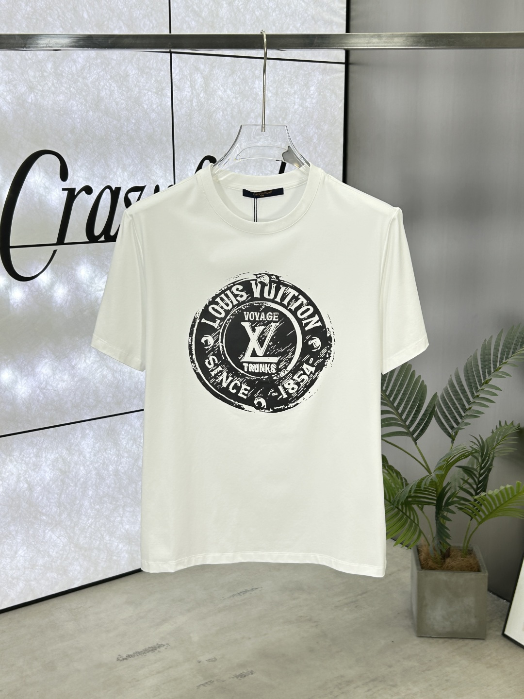 NO:414906,Louis Vuitton (Louis Vuitton) 25SS spring and summer new graffiti printed round neck short-sleeved T-shirt, chest embellishment brand three-dimensional graffiti printed letter design, classic casual items are more refined, minimalist style design, non-restrained and picky style, simple and easy to match Tee, made of 80 double-strand mercerized cotton fabric, the fabric has high-end texture, soft and silky, excellent elasticity, anti-wrinkle and yellowing, and it is not easy to deform after wearing it for a long time; black and white S~XXXL,,louis vuitton,louis vuitton,T-shirt,tees,t-shirt,alexander wang19860909Louis Vuitton(路易.威登)25SS春夏新品涂鸦印花圆领短袖T恤,胸前缀饰品牌立体涂鸦印花字母设计,经典休闲单品更显精致,极简风格设计,不束缚不挑人的款式,简洁又好搭的一款Tee,采用80支双股丝光棉面料制成,面料质感高端、柔软丝滑,弹性优良抗皱抗黄,久穿久洗不易变形；黑色 白色 S～XXXL,,louis vuitton,louis vuitton,T-shirt,tees，t-shirt,alexander wang,Men's clothing