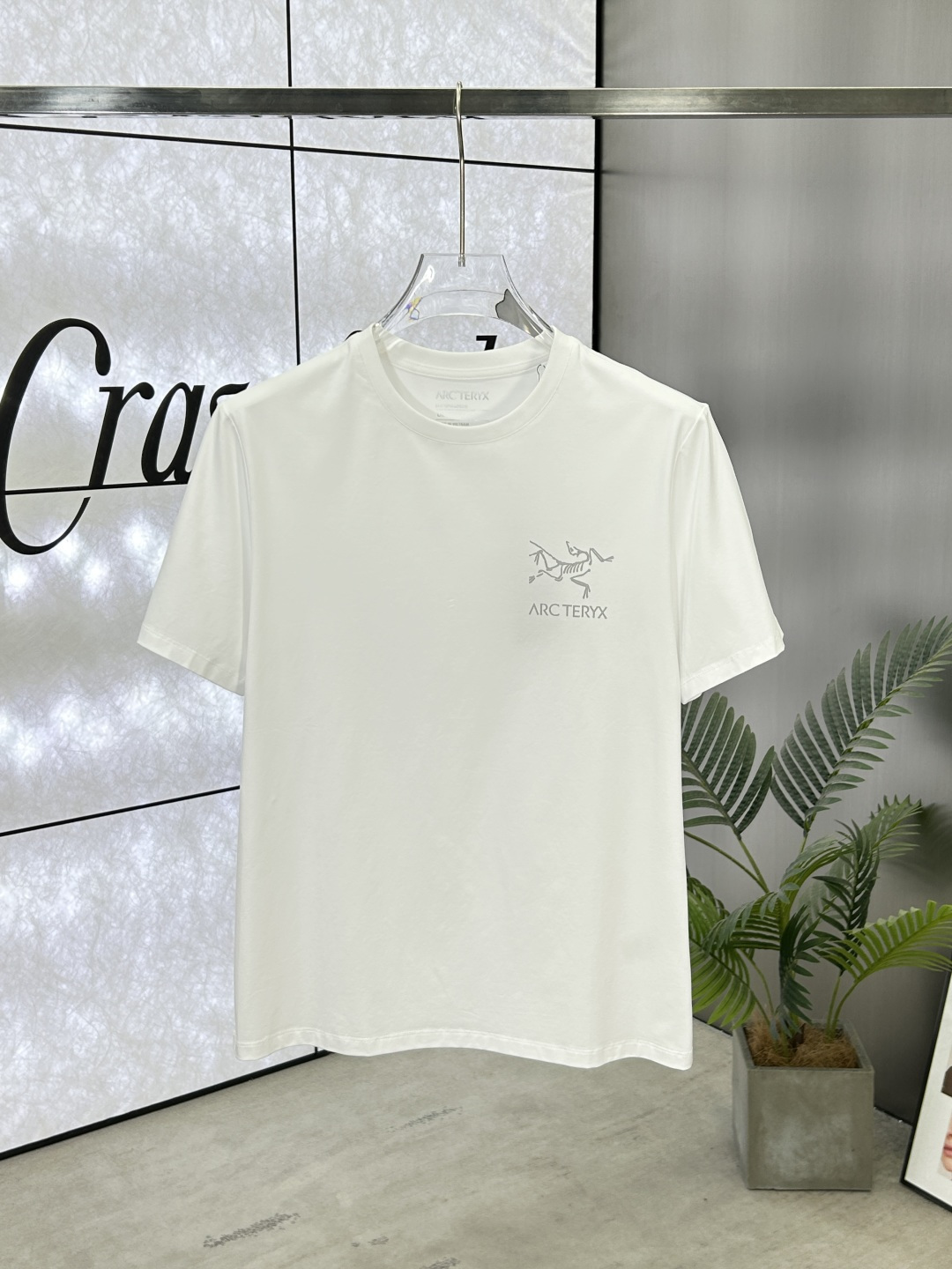 NO:414899,Arc'teryx (Architecture Bird), 25ss Spring and Summer New Reflective Silver Three-dimensional Printed Short-Sleeve T-shirt, with the front decorated with the reflective silver three-dimensional logo of Archaeology Bird brand. This product is customized from 80 double-strand mercerated long-length cotton fabric, made of 80 double-strand mercerated cotton fabric. The fabric has high-end texture, soft and smooth, excellent elasticity, anti-wrinkle and yellowing, and it is not easy to deform after wearing it for a long time; black and white S~XXXL,arc'teryx,T-shirt,tees,t-shirt,alexander wang19860909Arc'teryx (始祖鸟),25ss春夏新品反光银立体印花短袖T恤,正面饰有始祖鸟品牌反光银立体标识,本品由80支双股丝光长绒棉面料定制而成, 采用80支双股丝光棉面料制成,面料质感高端、柔软丝滑,弹性优良抗皱抗黄,久穿久洗不易变形；黑色 白色 S～XXXL,arc'teryx,T-shirt,tees，t-shirt,alexander wang,Men's clothing