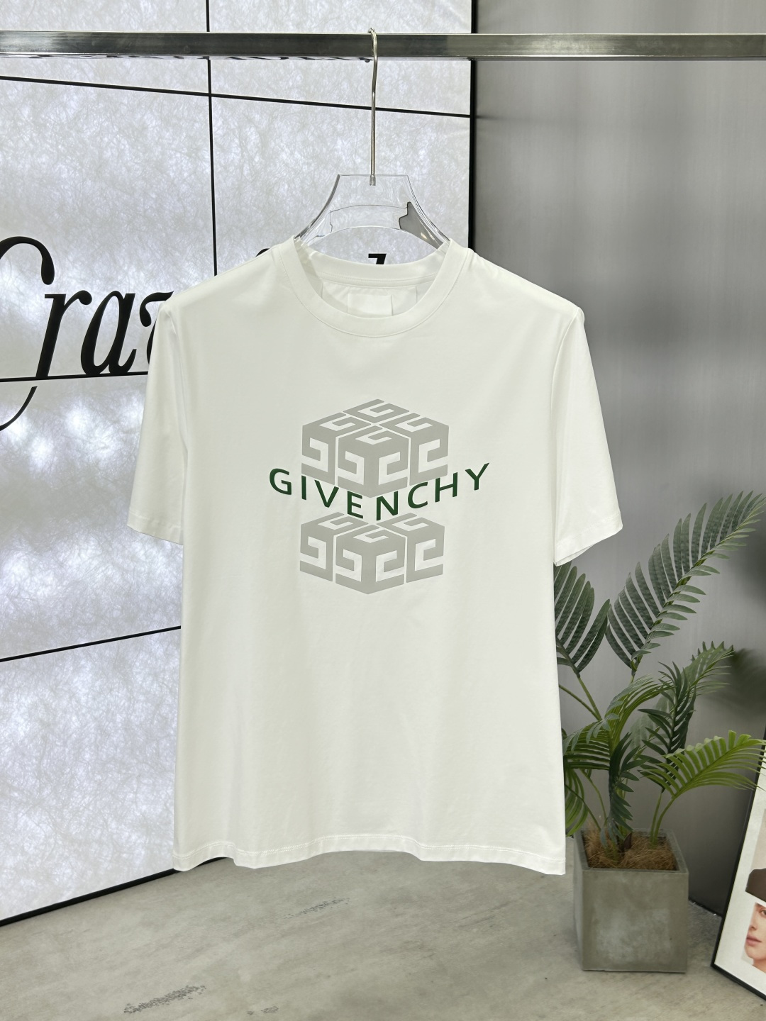 NO:414892,Givenchy (Givenchy) 25SS spring and summer new product Givenchy reflective silver printed round neck short-sleeved T-shirt, with the front embellishment brand letters three-dimensional reflective silver design, redefining the ever-evolving iconic style and injecting new ideas into men's wardrobe. Made of 80 double-strand mercerized cotton fabric, the fabric has a high-end texture, soft and silky, excellent elasticity, anti-wrinkle and yellowing, and it is not easy to deform after wearing it for a long time; black and white S~XXXL,, given, given, given, T-shirt, tees, t-shirt, alexander wang19860909Givenchy (纪梵希)25SS春夏新品Givenchy反光银印花圆领短袖T恤,正面缀饰品牌字母立体反光银设计,重新定义了不断演变的标志性风格,为男士衣橱注入新意.采用80支双股丝光棉面料制成,面料质感高端、柔软丝滑,弹性优良抗皱抗黄,久穿久洗不易变形；黑色 白色 S～XXXL,,givenchy,givenchy,T-shirt,tees，t-shirt,alexander wang,Men's clothing
