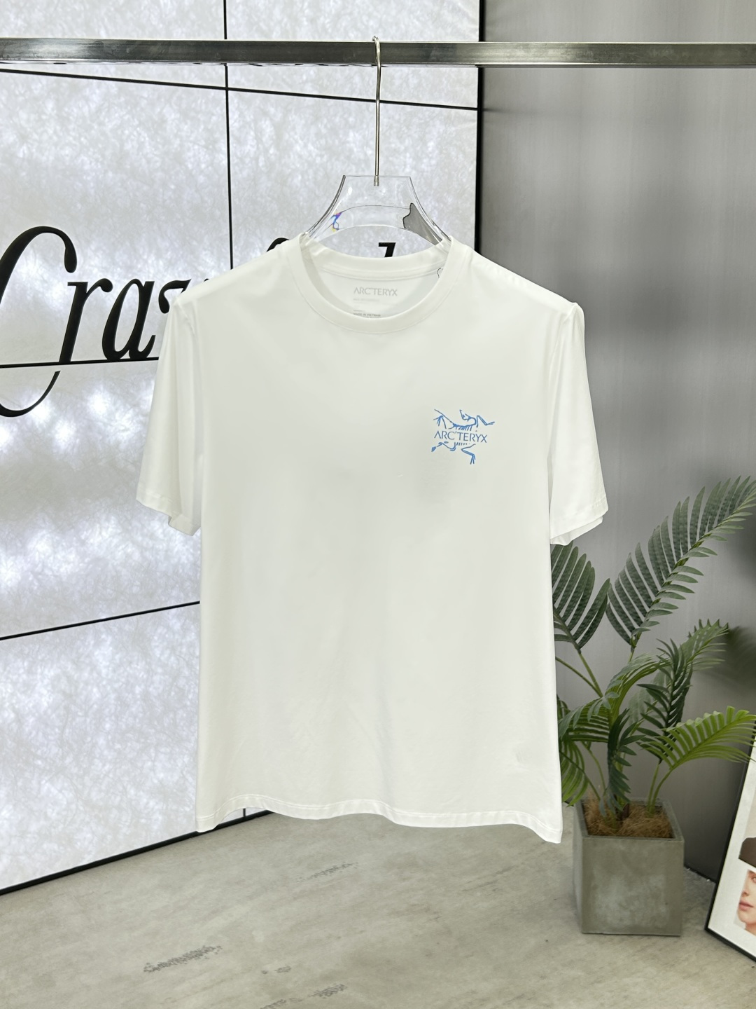 NO:414884,Arc'teryx (Architecture Bird), 25ss Spring and Summer New Three-dimensional Printed Round Neck Short-Sleeve T-shirt, with the front embellished with Archaeology Bird's three-dimensional brand logo design, creating a basic men's item, injecting new ideas into men's wardrobe. Made of 80 double-strand mercerized cotton fabric, the fabric has high-end texture, soft and smooth, excellent elasticity, anti-wrinkle and yellowing, and it is not easy to deform after wearing it for a long time; black and white, S~XXXL,arc'teryx, T-shirt,tees, t-shirt,alexander wang19860909Arc'teryx (始祖鸟), 25ss春夏新品立体印花圆领短袖T恤,正面缀饰有始祖鸟立体品牌标识设计,打造男士基本款单品,为男士衣橱注入新意.采用80支双股丝光棉面料制成,面料质感高端、柔软丝滑,弹性优良抗皱抗黄,久穿久洗不易变形；黑色 白色 ,S～XXXL,arc'teryx,T-shirt,tees，t-shirt,alexander wang,Men's clothing