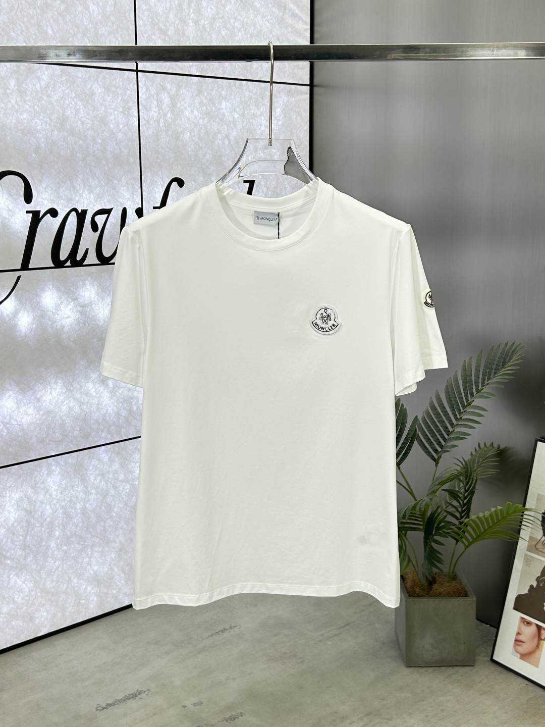 NO:414920,Moncler (blind) 25ss Spring and summer new product towel embroidered round neck short-sleeved T-shirt, front chest embroidery design, front chest embroidery design, felt embroidered classic logo on the left sleeve edge, creating a basic men's item, injecting new ideas into men's wardrobe. Made of 80 double-strand mercerized cotton fabric, the fabric has high-end texture, soft and silky, excellent elasticity, anti-wrinkle and yellowing, and it is not easy to deform after wearing it for a long time; black and white, khaki, S~4XL,, Moncler, T-shirt,tees, t-shirt, alexander wang19860909Moncler(蒙口)25ss春夏新品毛巾刺绣圆领短袖T恤,正面胸前缀饰绘制品牌logo刺绣设计,左侧袖边饰有毡艺刺绣经典徽标,打造男士基本款单品,为男士衣橱注入新意.采用80支双股丝光棉面料制成,面料质感高端、柔软丝滑,弹性优良抗皱抗黄,久穿久洗不易变形；黑色 白色 ,卡其,S～4XL,,Moncler,T-shirt,tees，t-shirt,alexander wang,Men's clothing