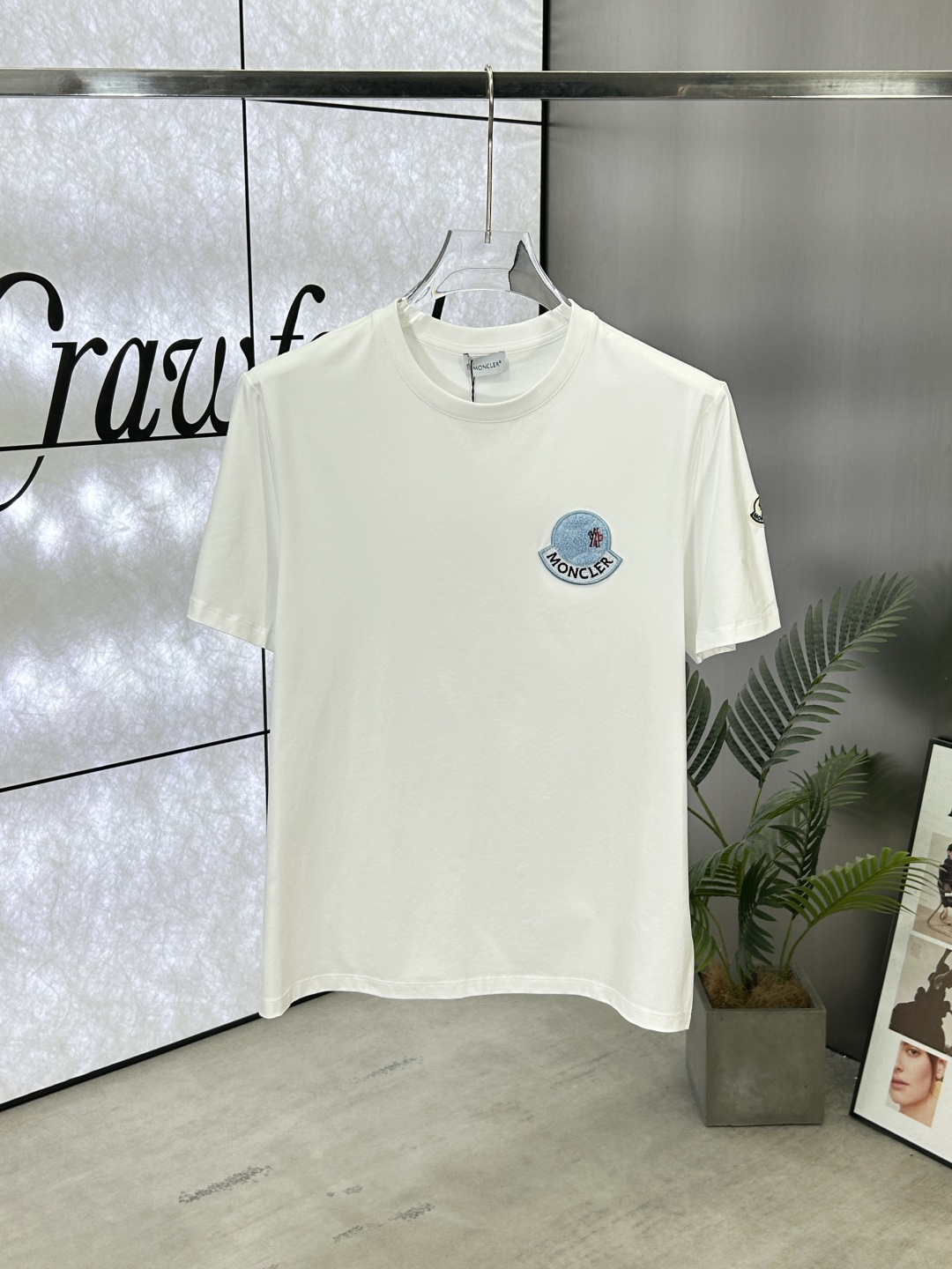 NO:414862,Moncler (blind) 25ss Spring and summer new embroidered round neck short-sleeved T-shirt, front chest embroidery design, front chest embroidery design, felt embroidered classic logo on the left sleeve, creating a basic men's item, injecting new ideas into men's wardrobe. Made of 80 double-strand mercerized cotton fabric, the fabric has high-end texture, soft and silky, excellent elasticity, anti-wrinkle and yellowing, and it is not easy to deform after wearing it for a long time; black and white S~4XL, Moncler, T-shirt,tees, t-shirt,alexander wang19860909Moncler(蒙口)25ss春夏新品刺绣圆领短袖T恤,正面胸前缀饰绘制品牌logo刺绣设计,左侧袖边饰有毡艺刺绣经典徽标,打造男士基本款单品,为男士衣橱注入新意.采用80支双股丝光棉面料制成,面料质感高端、柔软丝滑,弹性优良抗皱抗黄,久穿久洗不易变形；黑色 白色 S～4XL,,Moncler,T-shirt,tees，t-shirt,alexander wang,Men's clothing