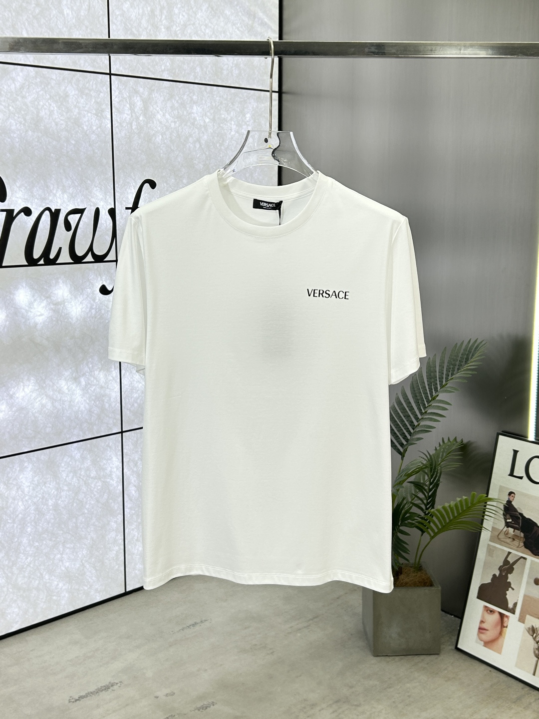 NO:414854,Versace 25ss spring and summer new printed round neck short-sleeved T-shirt, front brand letter logo silicone printing design, creates basic men's products, injecting new ideas into men's wardrobe. Made of 80 double-strand mercerized cotton fabric, the fabric has high-end texture, soft and silky, excellent elasticity, anti-wrinkle and yellowing, and it is not easy to deform after wearing it for a long time; black white green pink S~XXXL,,versace,versace,T-shirt,tees,t-shirt,alexander wang19860909Versace（范思哲)25ss春夏新品印花圆领短袖T恤,正面品牌字母标识硅胶印花设计,打造男士基本款单品,为男士衣橱注入新意.采用80支双股丝光棉面料制成,面料质感高端、柔软丝滑,弹性优良抗皱抗黄,久穿久洗不易变形；黑色 白色 绿色 粉色 S～XXXL,,versace,versace,T-shirt,tees，t-shirt,alexander wang,Men's clothing