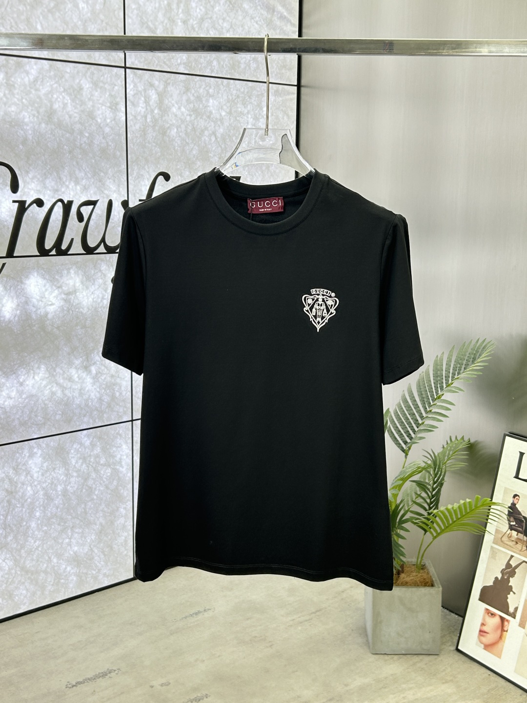 NO:414885,Gucci (Gucci) 25ss Spring and Summer New Three-dimensional Printed Round Neck Short-Sleeve T-shirt, with Gucci Three-dimensional Silicone Printed Pattern Design on the chest, creating a basic men's item and injecting new ideas into men's wardrobe. Made of 80 double-strand mercerized cotton fabric, the fabric has high-end texture, soft and silky, excellent elasticity, anti-wrinkle and yellowing, and it is not easy to deform after wearing it for a long time; black and white khaki, pink S~XXXL,,gucci,gucci,T-shirt,tees,t-shirt,alexander wang19860909Gucci（古驰） 25ss春夏新品立体印花圆领短袖T恤,胸前缀饰Gucci立体硅胶印花图案设计,打造男士基本款单品,为男士衣橱注入新意.采用80支双股丝光棉面料制成,面料质感高端、柔软丝滑,弹性优良抗皱抗黄,久穿久洗不易变形；黑色 白色 卡其色 ,粉色 S～XXXL,,gucci,gucci,T-shirt,tees，t-shirt,alexander wang,Men's clothing